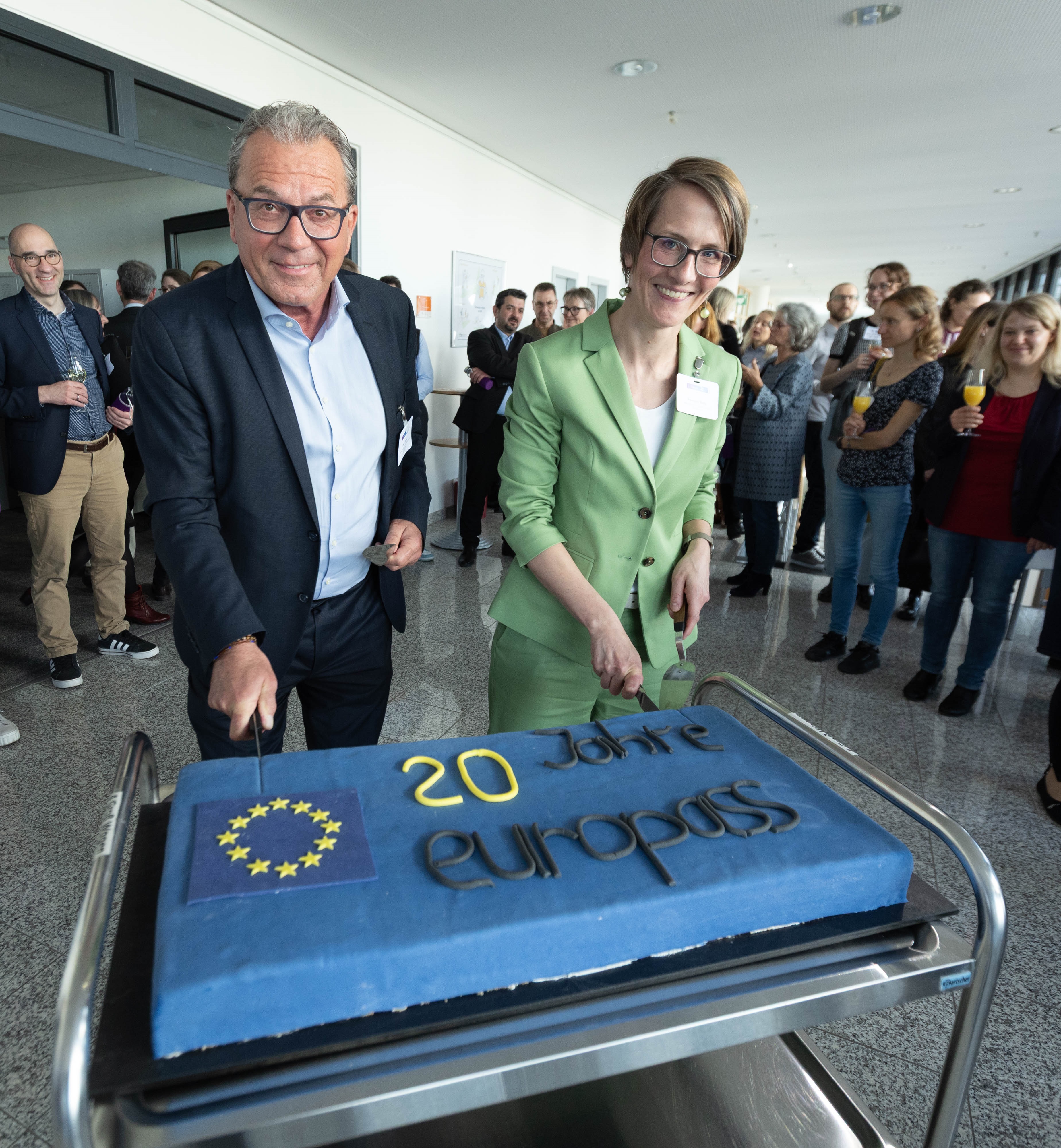 Peter Thiele (Bundesbildungsministerium) und Franziska Bopp (Nationales Europass Center) schneiden die Europass-Geburtstagstorte an, die von Auszubildenden des Carl-Reuther-Berufskollegs gebacken wurde. Foto: © Jörg Heupel