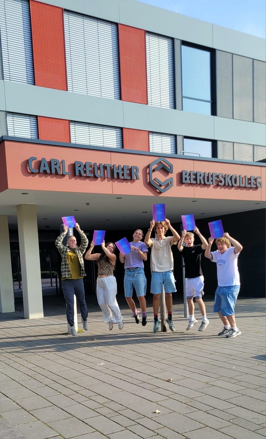 Schülerinnen und Schüler des Carl-Reuther-Berufskollegs in Hennef freuen sich darüber, dass sie den Europass überreicht bekommen haben. Foto: © Carl-Reuther-Berufskolleg des Rhein-Sieg-Kreises