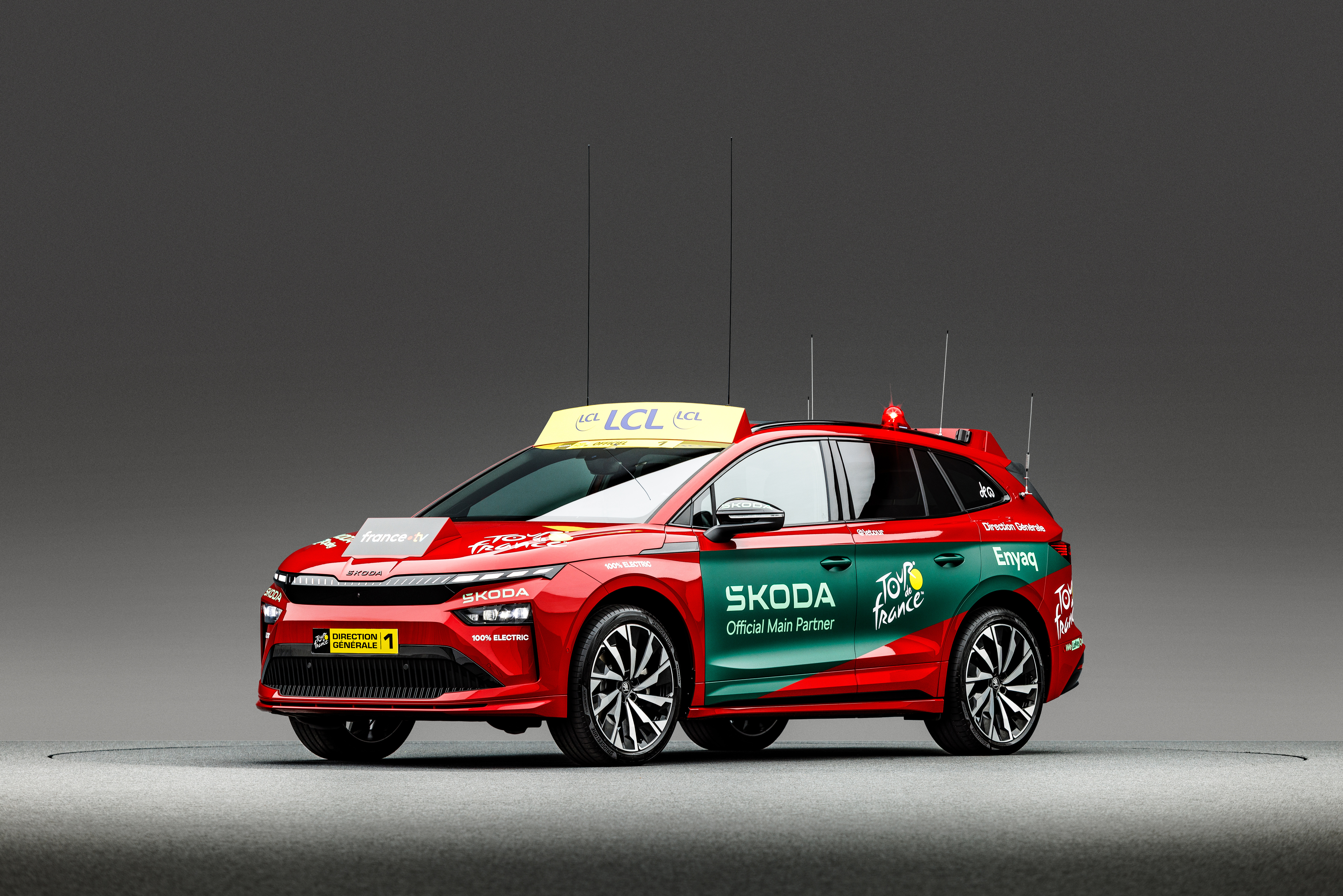 Zu den etwa 225 Begleitfahrzeugen bei der Tour de France zählt auch der Skoda Enyaq als 'Red Car' für den Rennleiter. Foto: © Škoda Auto Deutschland GmbH
