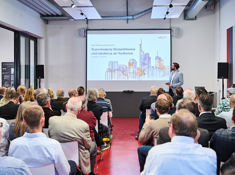 Praxisbezogene Fachvorträge renommierter Experten liefern wertvolle Impulse – wie hier beim NEXT Expertenforum zum Bauen im Bestand. Foto: © Wicona/Mediashots