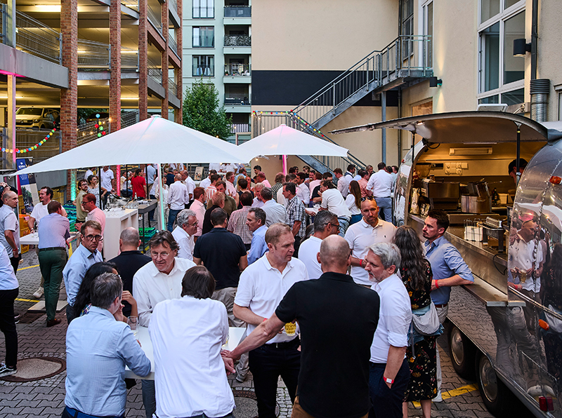Das traditionelle NEXT Sommerfest war wieder der Treffpunkt für Entscheider in der Bau- und Immobilienbranche. Foto: © Wicona/Mediashots