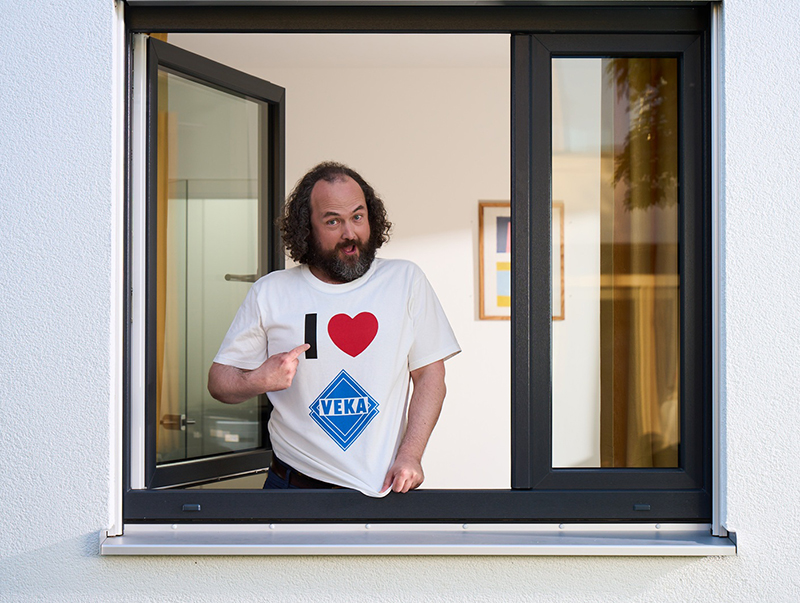Dreh- und Angelpunkt der Wenn, dann VEKA!-Kampagne: Holger der neue Markenbotschafter und Fenster-Philosoph. Foto: © Veka