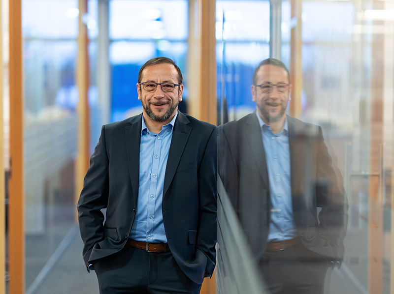 Alexander Akgül hatte bereits zuvor eine Führungsrolle bei HoffmannGlas. Nun leitet er gemeinsam mit Michel Schüller das operative Geschäft des Unternehmens. Foto: © Semco
