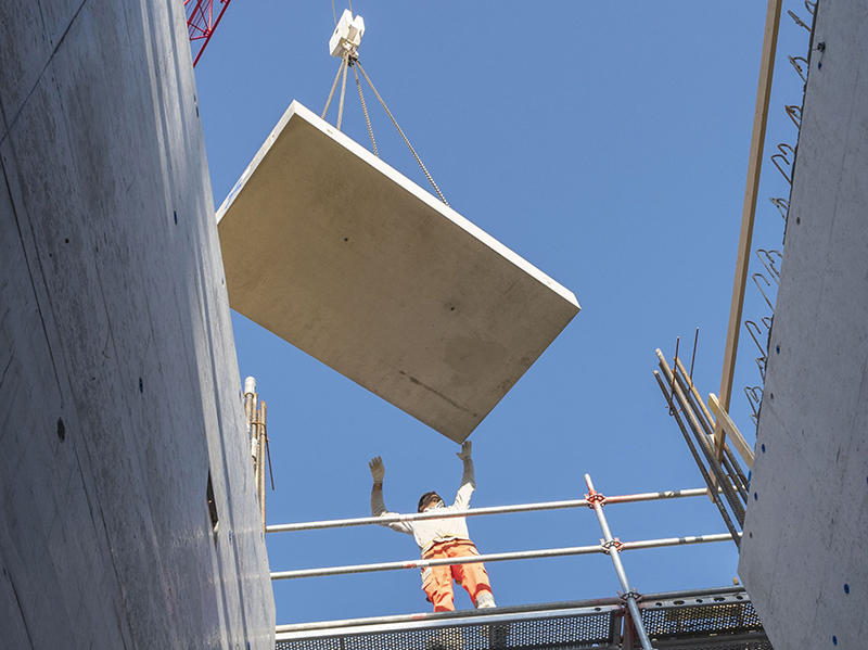 Auch bei Treppen kann der Bauablauf mit effizienten Lösungen und Bauteilen deutlich beschleunigt werden. Im Bild: Ein mit dem Trittschalldämmelement Schöck Tronsole vorgefertigtes Treppenpodest wird in Rekordzeit in das bestehende Gebäude eingehoben und schallisoliert fixiert. Foto: © Schöck Bauteile GmbH
