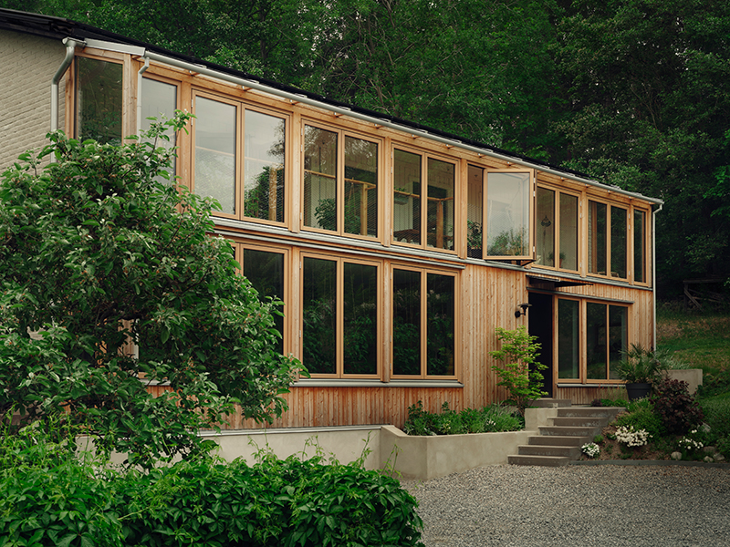 Da die ungedämmte Fassade mit raumhohen Glas-Faltwänden flexibel geöffnet und geschlossen werden kann, passt sie sich jeder Jahreszeit flexibel an. Foto: © Emil Fagander