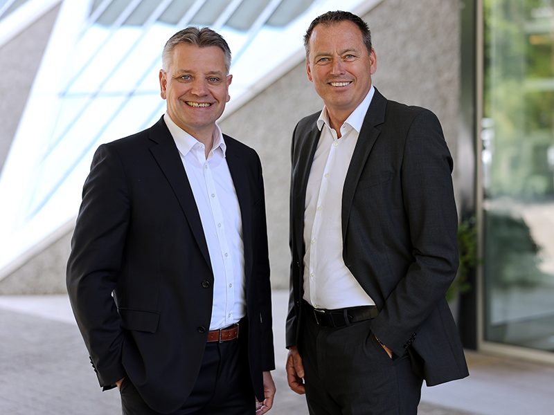 Links im Bild: Dipl.-Ing. Jochen Frieß. Er übernimmt zum 1. August die Position des Vorsitzenden der Geschäftsführung der Roto Frank Dachsystem-Technologie GmbH und folgt damit auf Christoph Hugenberg (rechts im Bild). Foto: © Roto Frank Holding AG