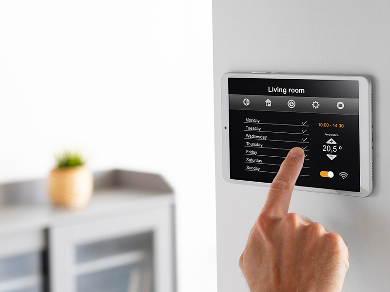 Niemand möchte mit mehreren Plattformen und Apps jonglieren - mit einem Smart-Home-System das Wohnhaus und die Gartensauna steuern ist Komfort pur. Foto: © Freepik