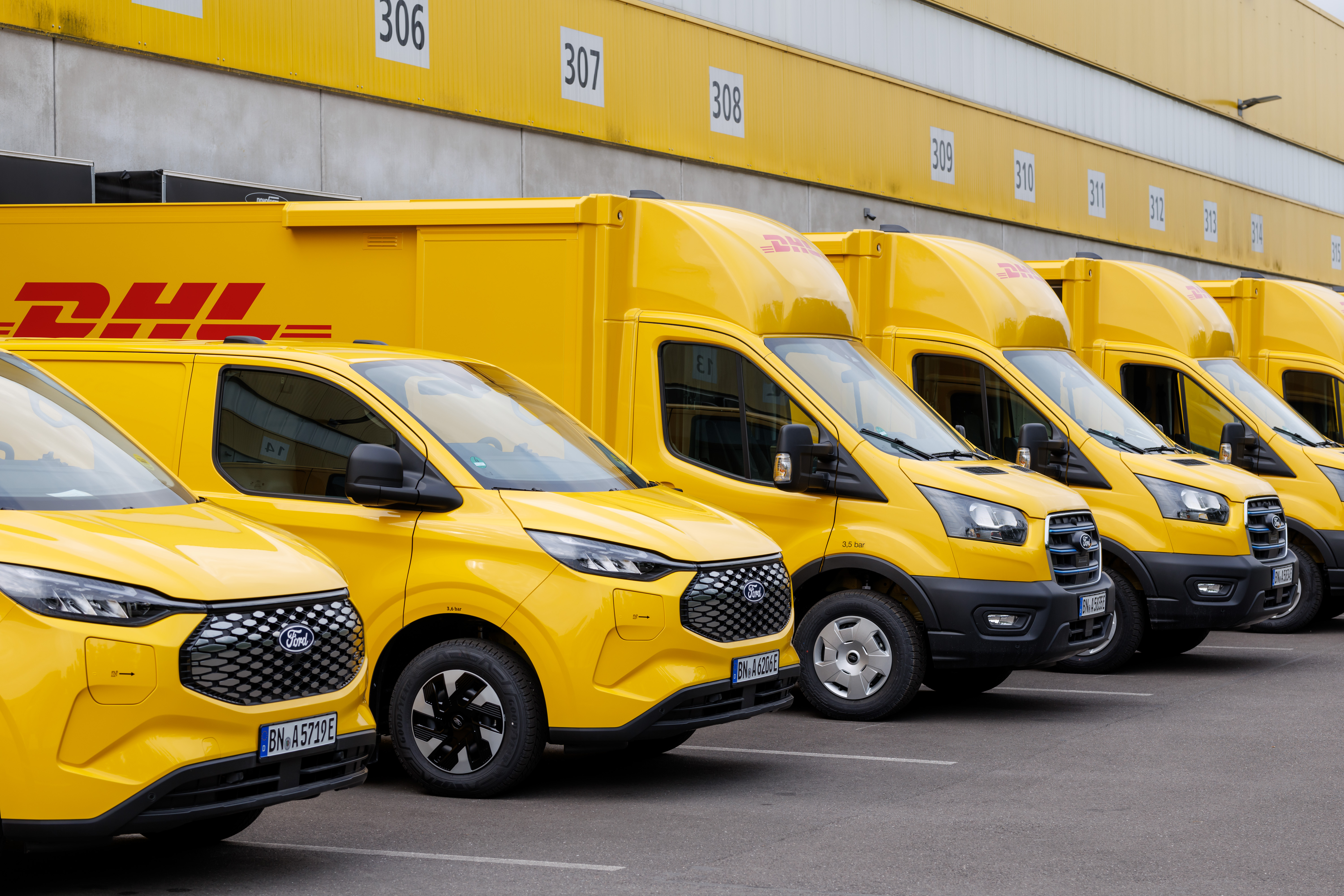 Als Umbauspezialist baut Kögel die Transits für den Zustelldienst um. Foto: © Ford Pro