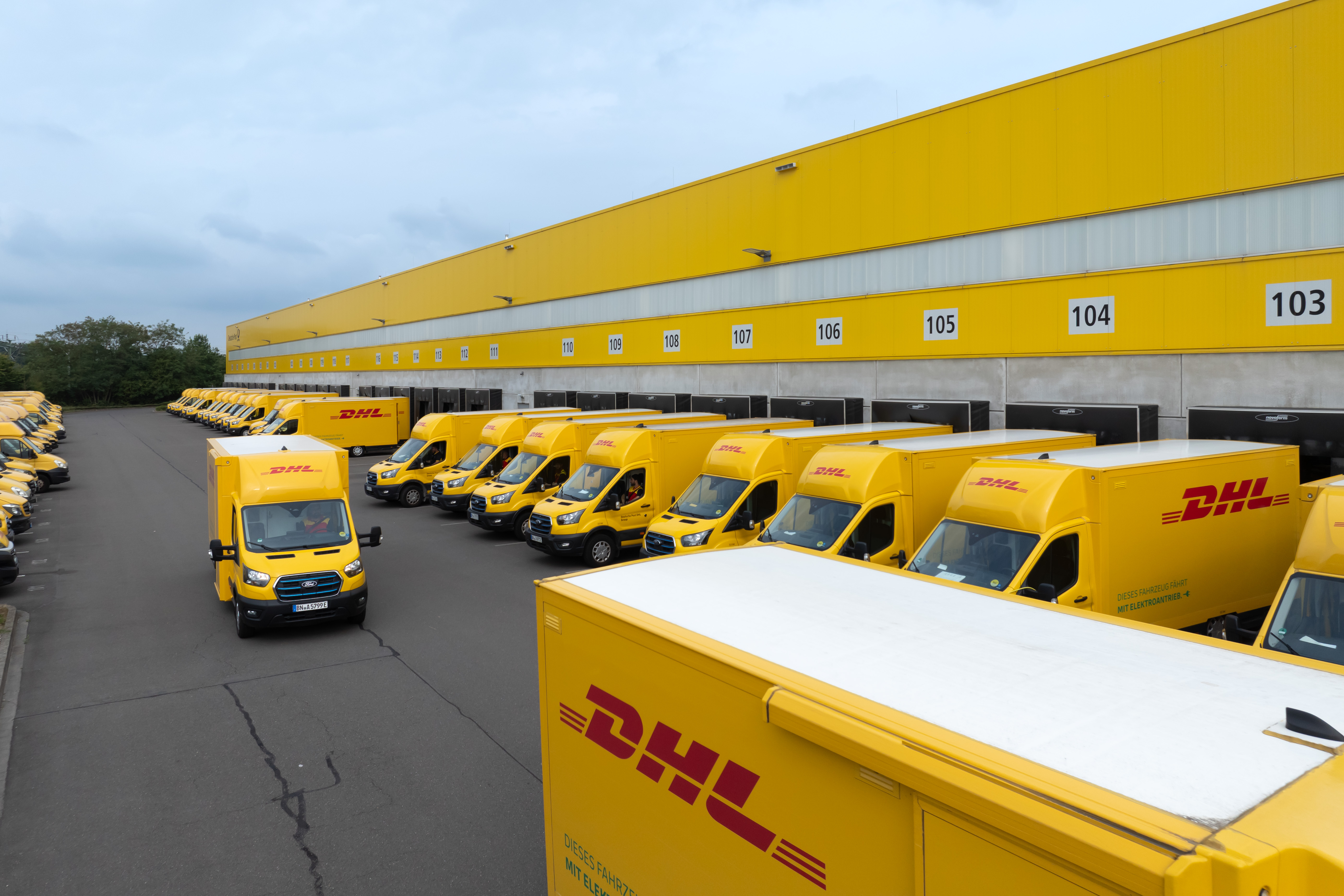 DHL / Deutsche Post ergänzt ihre Flotte dieses Jahr um 2.400 weitere elektrische Transits. Foto: © Ford Pro