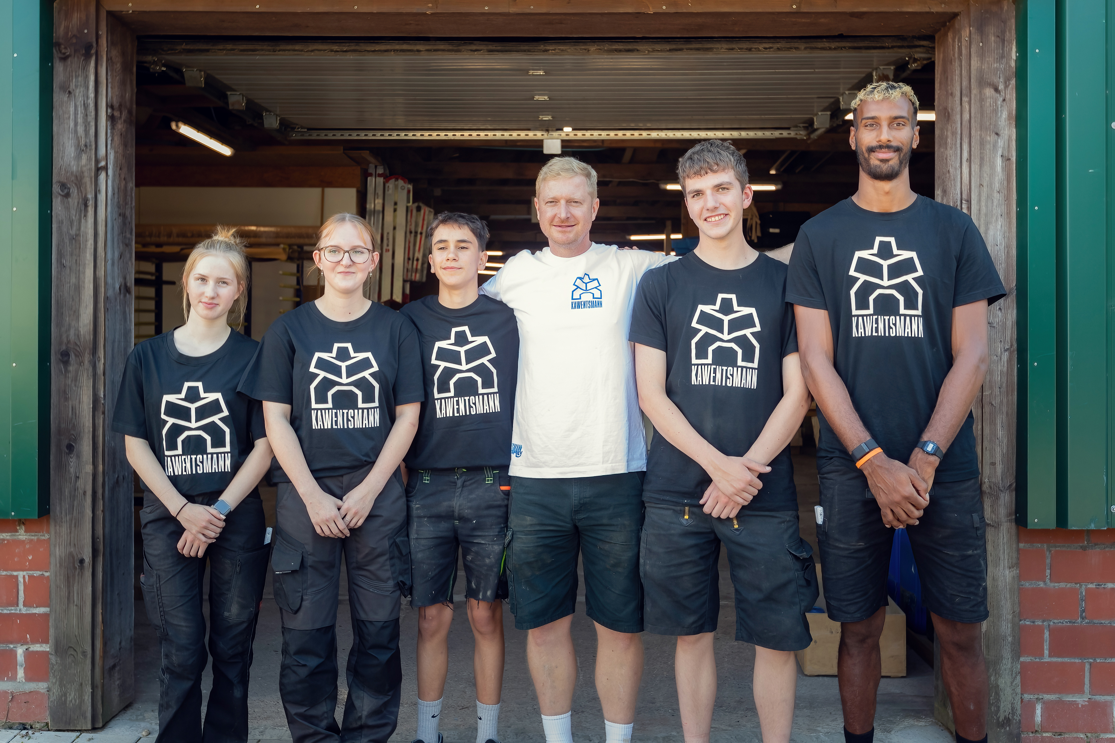 Im Team ­Kawentsmann mit Firmenchef Max Bayer-Eynck ­ (3. v. r.) weiß der Basketballspieler, dass ein gutes Werkstück nicht alleine entsteht. Foto: © Teamfoto Marquardt