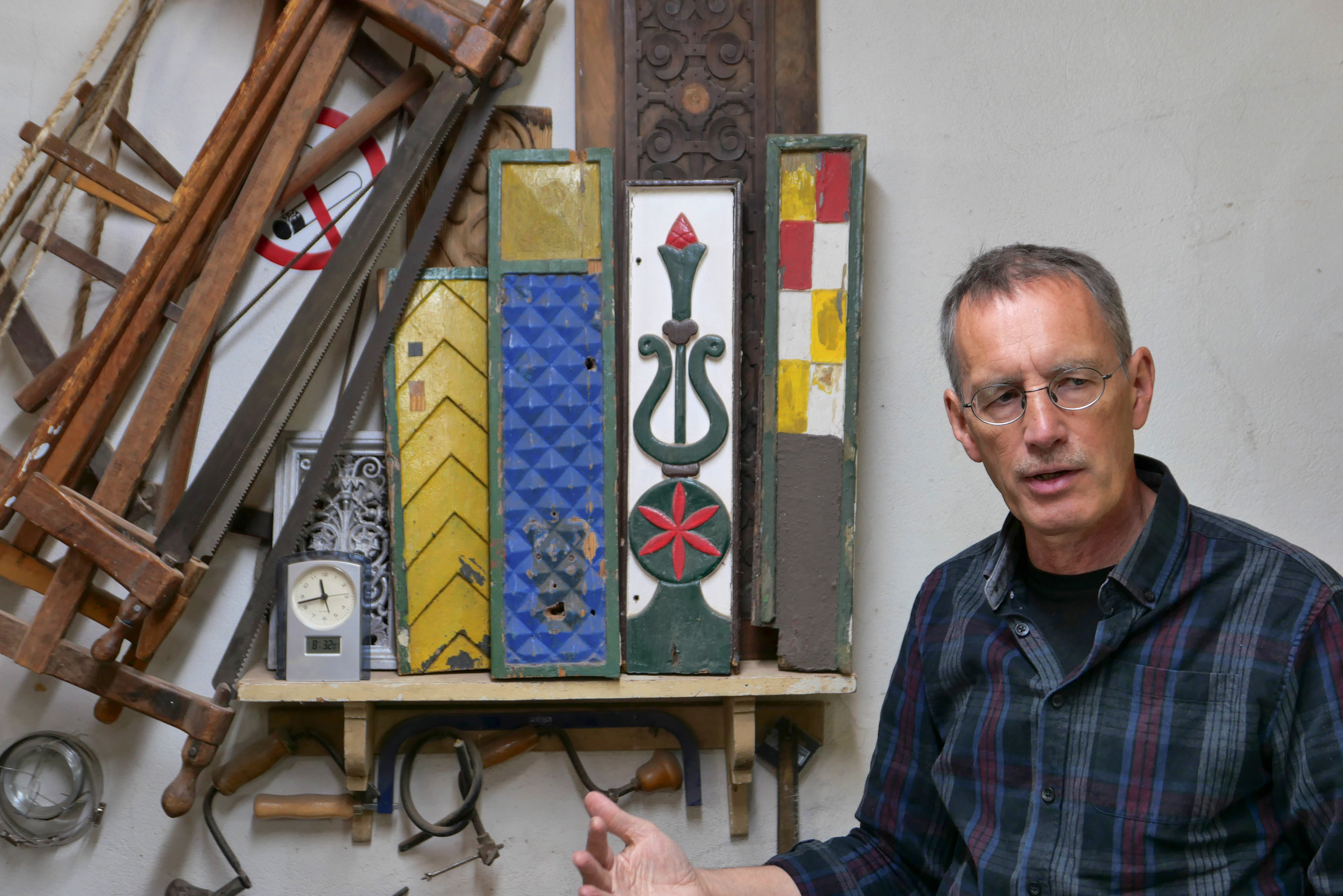  René Roloff fertigt im Familienbetrieb sowohl klassische Motive als auch individuelle nach Kundenwunsch an. Die Lieferzeit für eine Tür liegt zur Zeit bei bis zu einem Jahr. Foto: © Marion Schwarzmann
