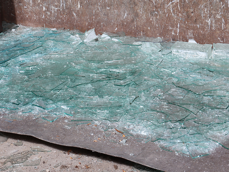 Für den erneuten Einsatz von demontiertem Fensterglas in Bauglas-Schmelzwannen muss das Material sehr hohen Qualitätsansprüchen genügen. Da das häufig nicht der Fall ist, werden daraus meist weniger anspruchsvolle Produkte gefertigt. Foto: © Vössing