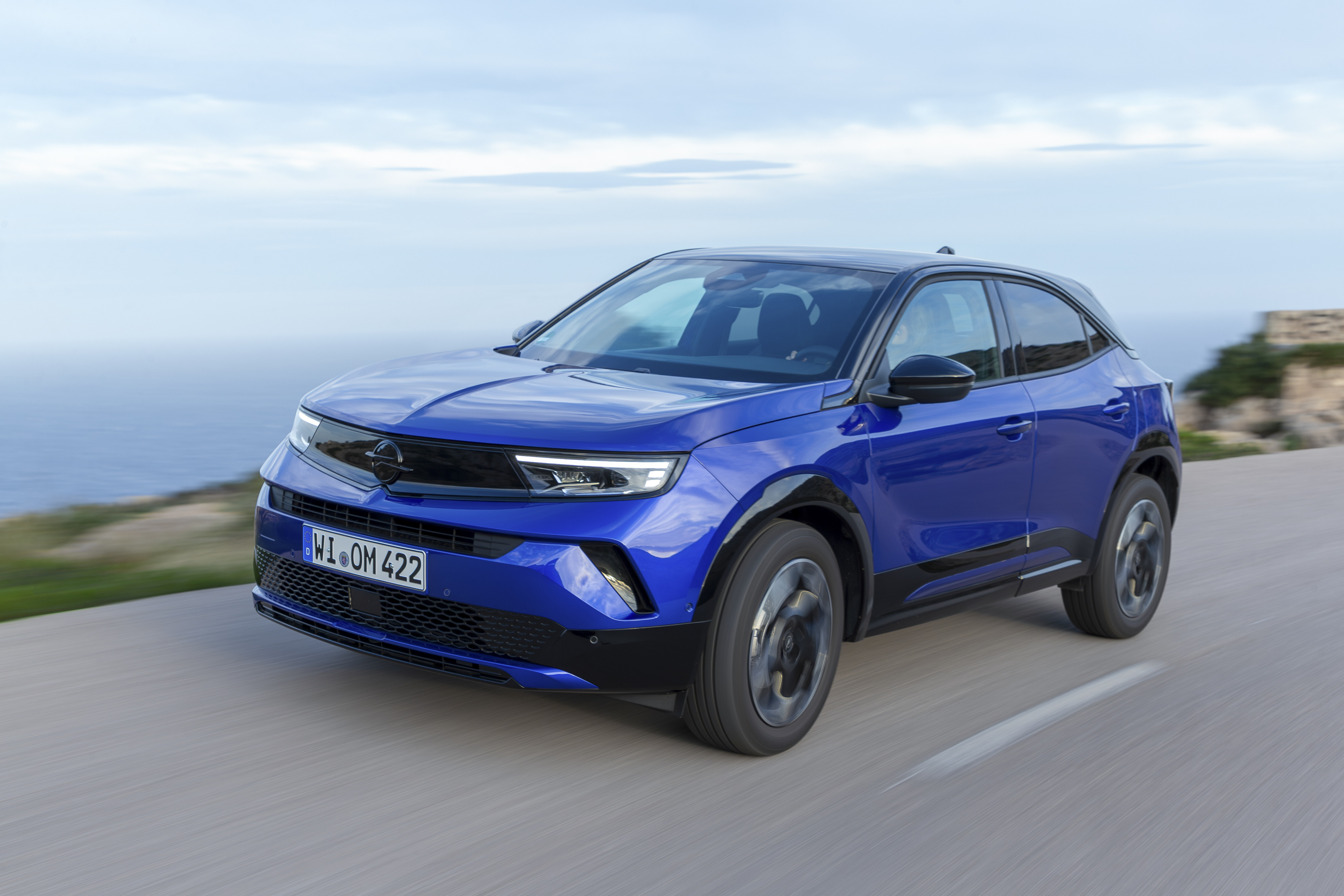 Der Opel Mokka verbraucht in der Hybrid-Version offiziell 4,9 Liter. Foto: © Opel