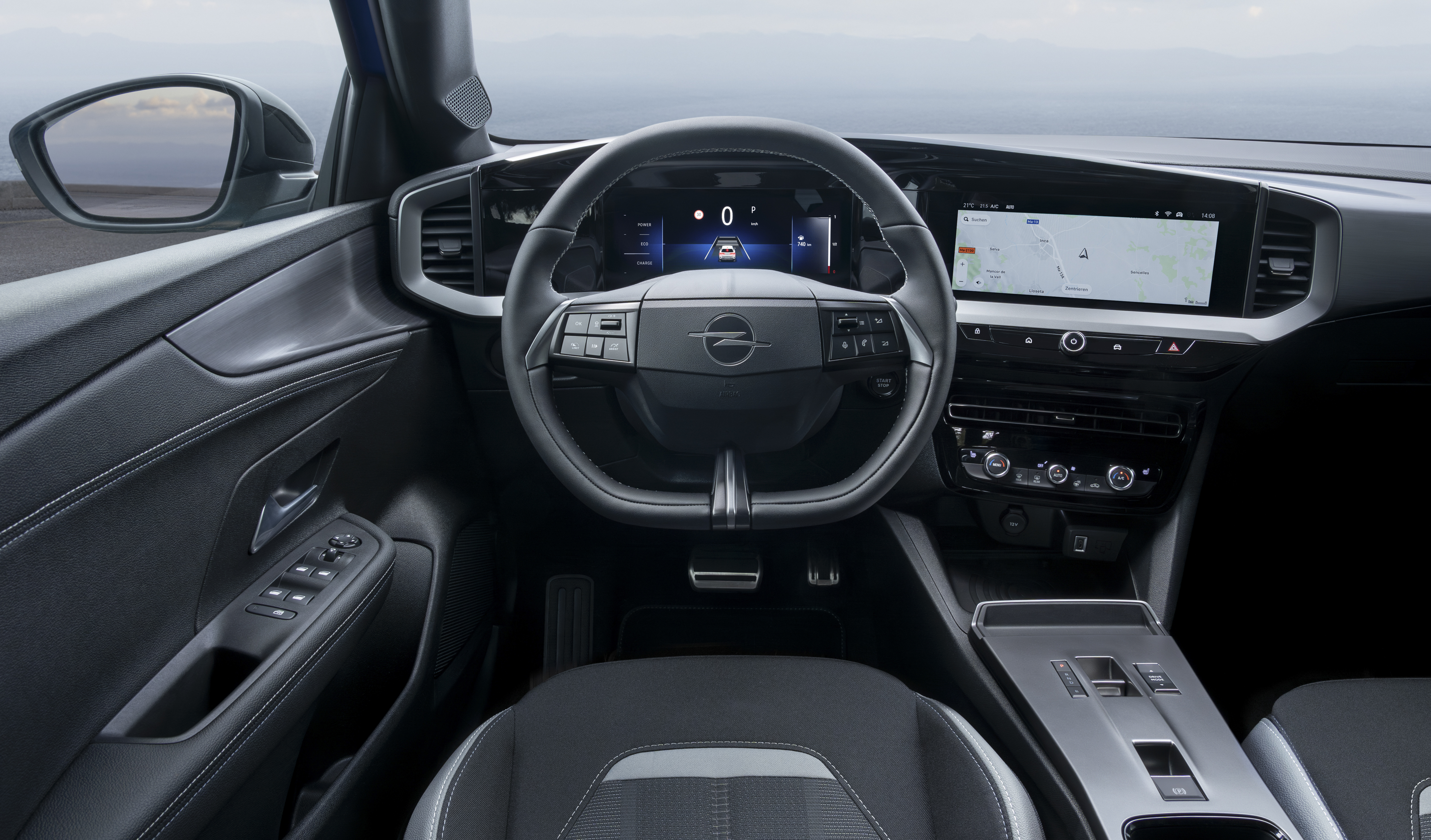 Blick auf das Armaturenbrett mit dem abgeflachten Lenkrad. Foto: © Opel