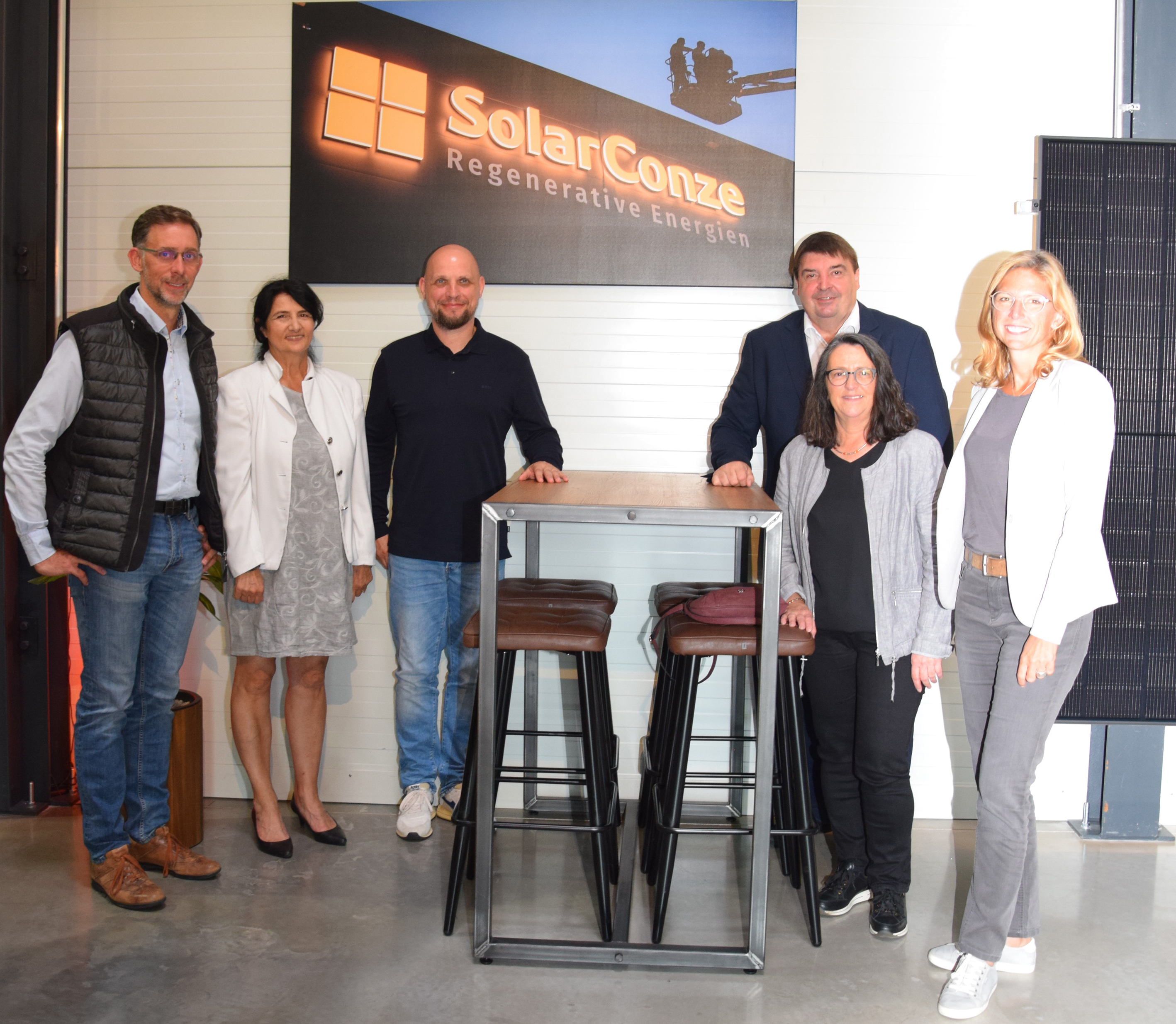 Am Tag des Handwerks während ihrer Sommertour war Sabine Bätzing-Lichtenthäler, Vorsitzende der SPD-Landtagsfraktion und Landesvorsitzende der SPD (rechts), unter anderem zu Besuch bei der Firma Solar Conze GmbH in Roth. Dabei tauschte sie sich mit Vertretern der Handwerkskammer Koblenz – im Bild unter anderem HwK-Geschäftsführer Bernd Hammes (3.v.r.) und dem Geschäftsführer der Firma, Simon Reichmann (3.v.l.) aus. Foto: © HwK Koblenz/Dagmar Schweickert