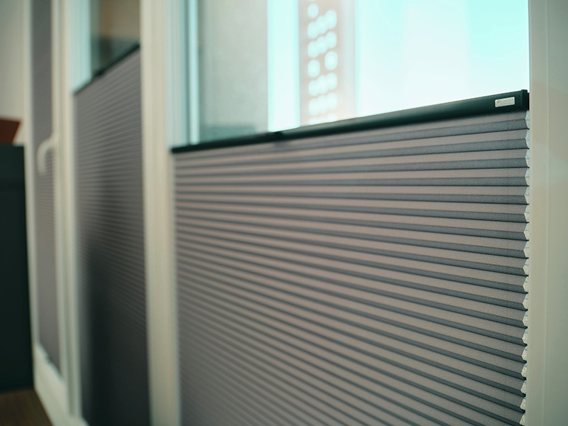 Die Plissees lassen sich besonders einfach auf das gewünschte Maß der Verschattung einstellen. Foto: © Anwis