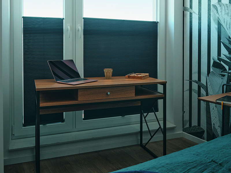 Auch die mühelose Montage und der tägliche Gebrauch der Plissees glänzen durch Flexibilität. Foto: © Anwis