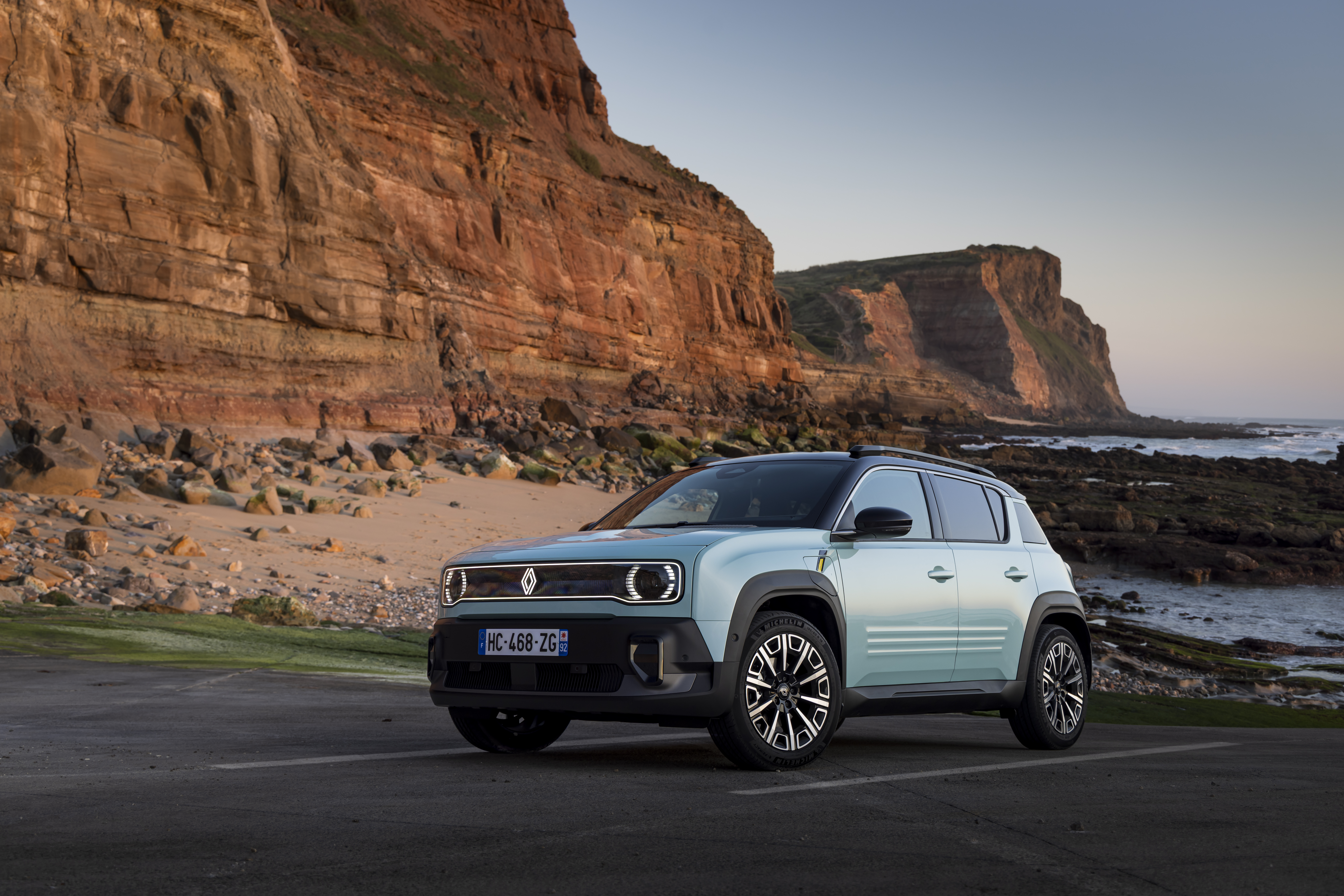 Dank der bidirektionalen Ladefunktion kann der R4 elektrische Geräte mit Strom versorgen. Foto: © Renault
