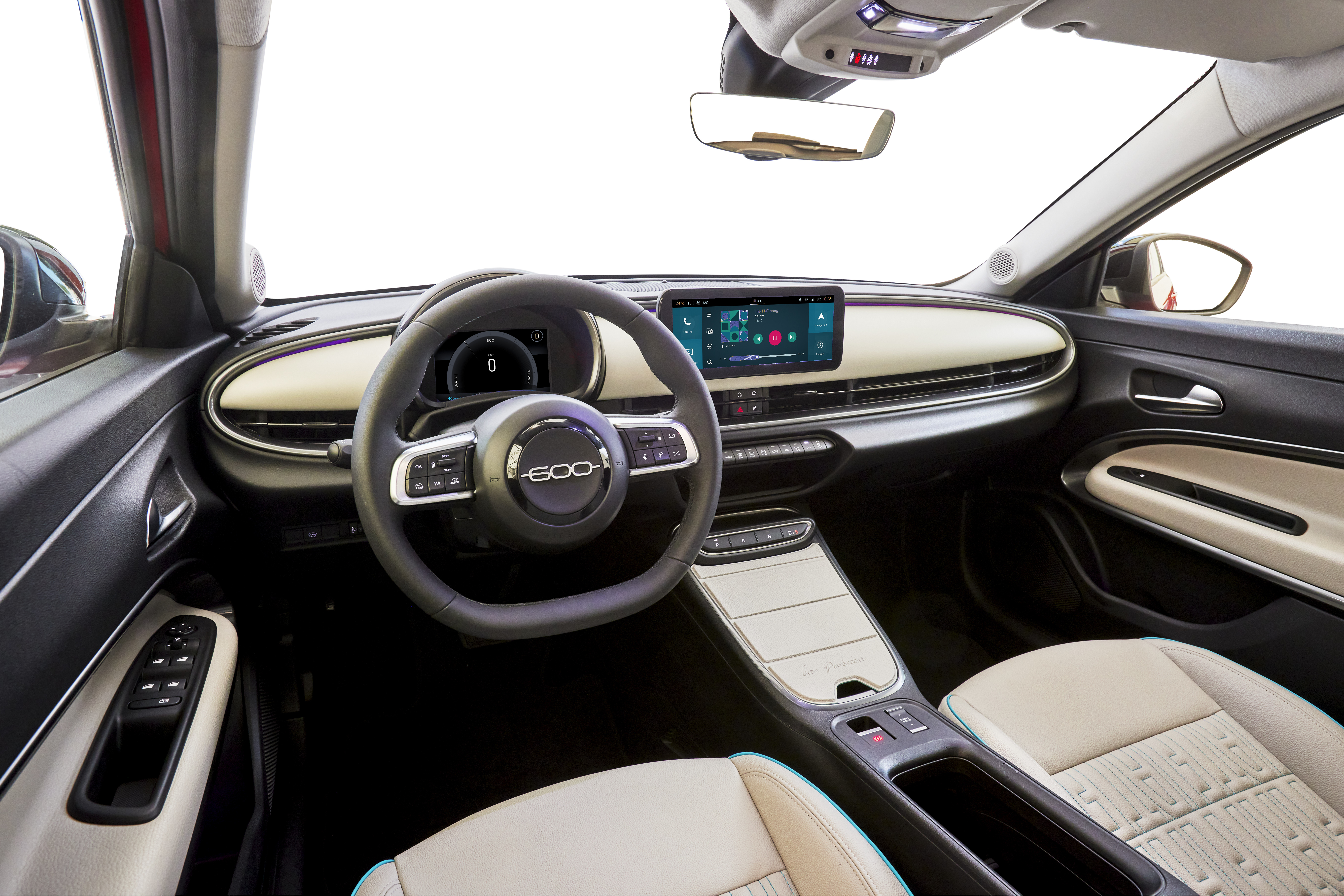 Rund ums Cockpit bietet der Fiat zahlreiche Ablagemöglichkeiten, wie etwa eine Box auf der Mittelkonsole. Foto: © Fiat
