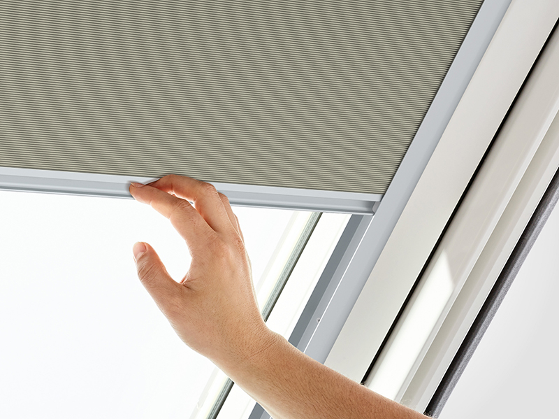 Der Faltstore ist sowohl lichtdurch- als auch lichtundurchlässig verfügbar. Foto: © Roto Frank Dachsystem-Technologie