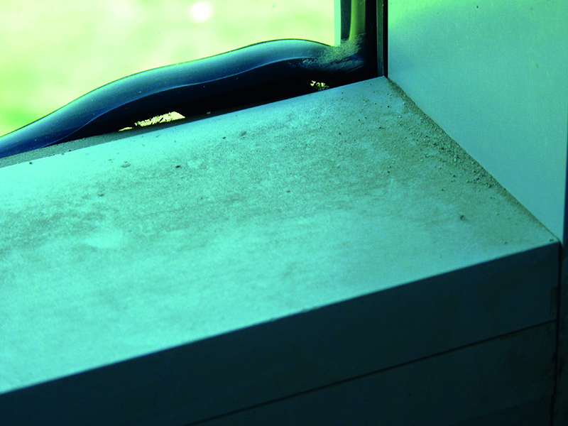 Butylläufer sind mehr als ein optischer Mangel. Durch die Ablösung der Primärdichtung verliert die Isolierglaseinheit ihre Dichtigkeit. Foto: © H.B. Fuller | KÖMMERLING