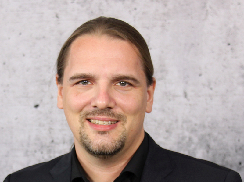 Dipl.-Ing. (FH) Michael Breckl-Stock, M.Eng., MBA ist seit 2021 Technischer Geschäftsführer (CTO) des Instituts für Fenstertechnik (ift) in Rosenheim. Er vertritt das ift in mehreren Normen- und Fachausschüssen im Bereich Bauwesen und im Bereich der persönlichen Schutzausrüstungen (PSA). Zudem ist er als Fachbegutachter für die Deutsche und Schweizerische Akkreditierungsstelle tätig. Foto: © ift Rosenheim