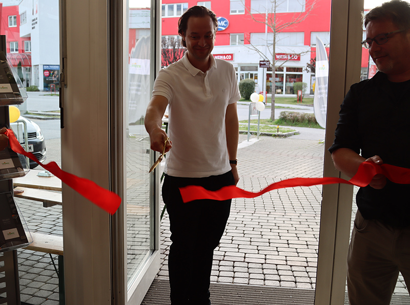 Geschäftsführer Philipp Lewens durchschnitt das rote Band und eröffnete damit offiziell den neuen Standort. Foto: © Lewens