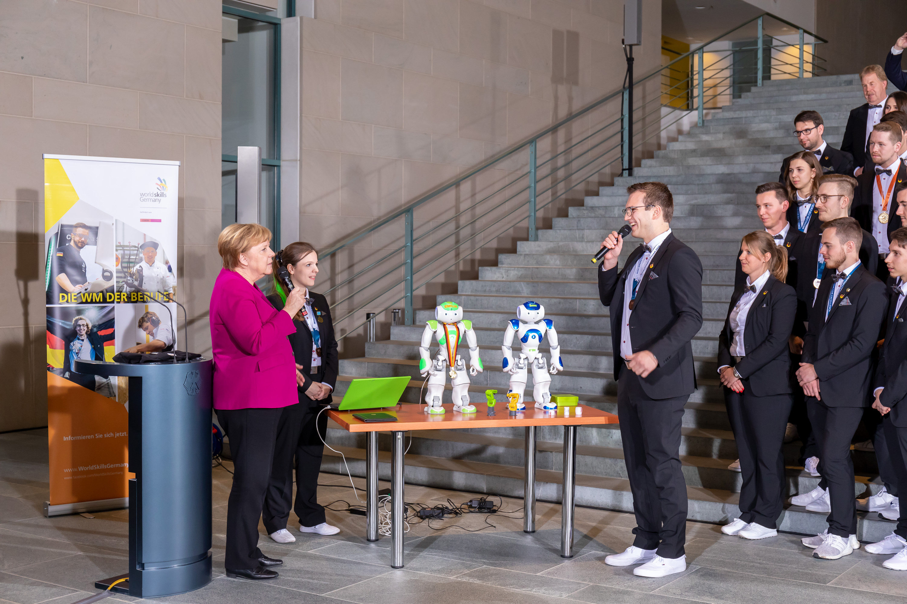 Während des Empfangs der deutschen Berufe-Nationalmannschaft sprach die Bundeskanzlerin mit Thomas Haag und Sophie Charlotte Keunecke über ihren Wettkampf bei der WM der Berufe – den WorldSkills Kasan 2019. Im Future Skill Robot Systems Integration gewannen die beiden im Team die Bronzemedaille. Foto: © WorldSkills Germany / Frank Erpinar
