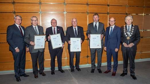 Ehrennadel für Verdienste um das Handwerk für Josef Trendelkamp (3.v.l.), Franz Wieching (4.v.r.), Norbert Hoffmann (2.v.l.) und Heinz Börding (3.v.r.). Zu den Gratulanten gehören Landtagspräsident André Kuper (2.v.r.), Kammerpräsident Hans Hund (r.) und Hauptgeschäftsführer Thomas Banasiewicz (l.). Foto: © Teamfoto Marquardt