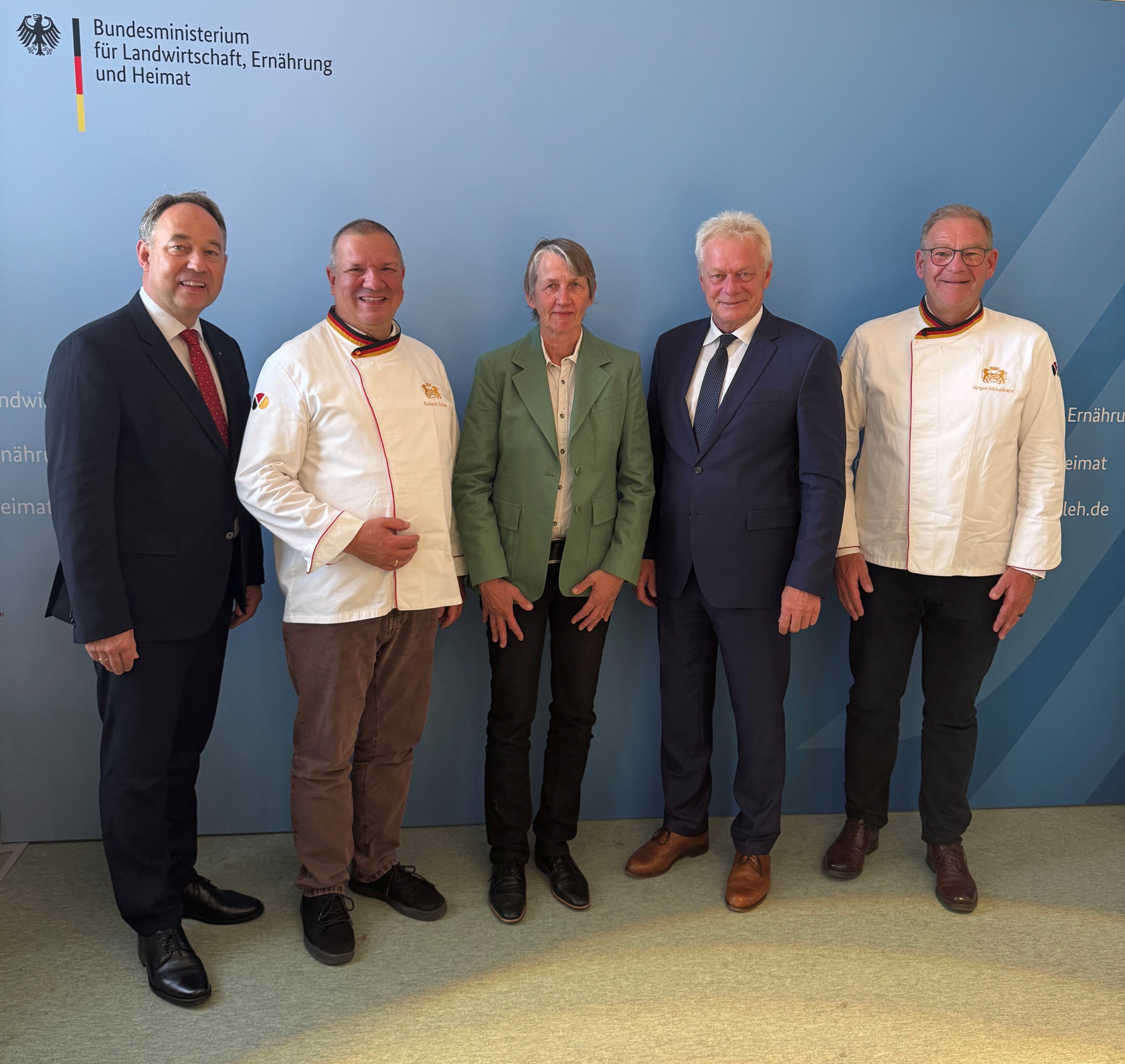 Dr. Friedemann Berg und Präsident Roland Ermer vom ZDB, Abteilungsleiterin im BMLEH Dr. Monika Lahrssen-Wiederholt, Bundesminister Alois Rainer, Vize-Präsident Jürgen Hinkelmann (v.l.) Foto: © Zentralverband des Deutschen Bäckerhandwerks e.V. 