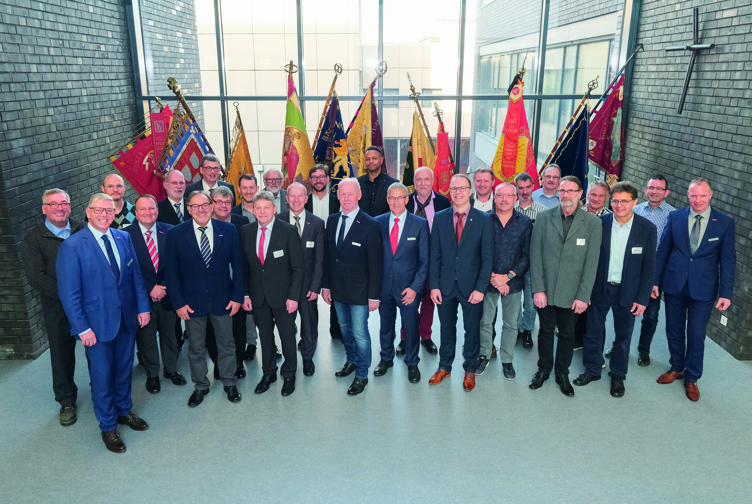 Die neugewählte Vollversammlung der Handwerksammer Trier im neuen Tagungszentrum mit Hauptgeschäftsführer Axel Bettendorf . Foto: © Foto Braitsch