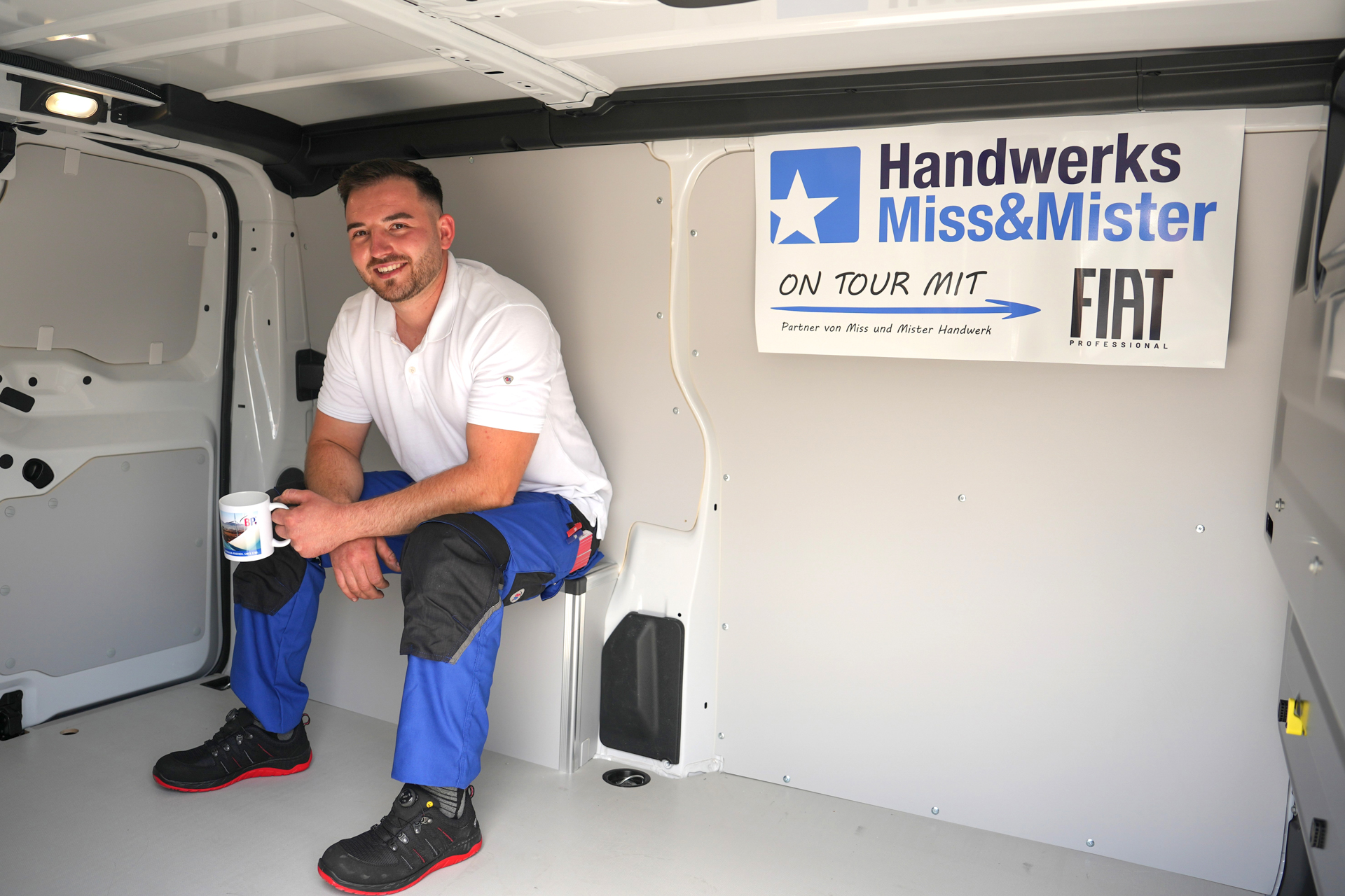 Fiat Professional stellt für die Fototour passende Autos zur Verfügung. Der Scudo war das perfekte, schattige Pausenplätzchen für Karosseriebauer Andrei Foto: © Power People