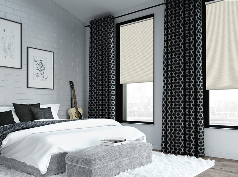 In klarem Weiß unterstreicht das abdunkelnde Wabenplissee den puren Look und bringt gleichzeitig viel Komfort. Foto: © Duette