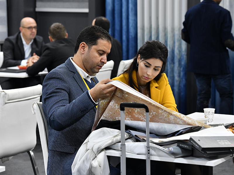 28 Prozent der Besucher kamen aus dem Ausland auf die internationale Fachmesse für Rollläden, Türen/Tore und Sonnenschutz. Foto: © Messe Stuttgart