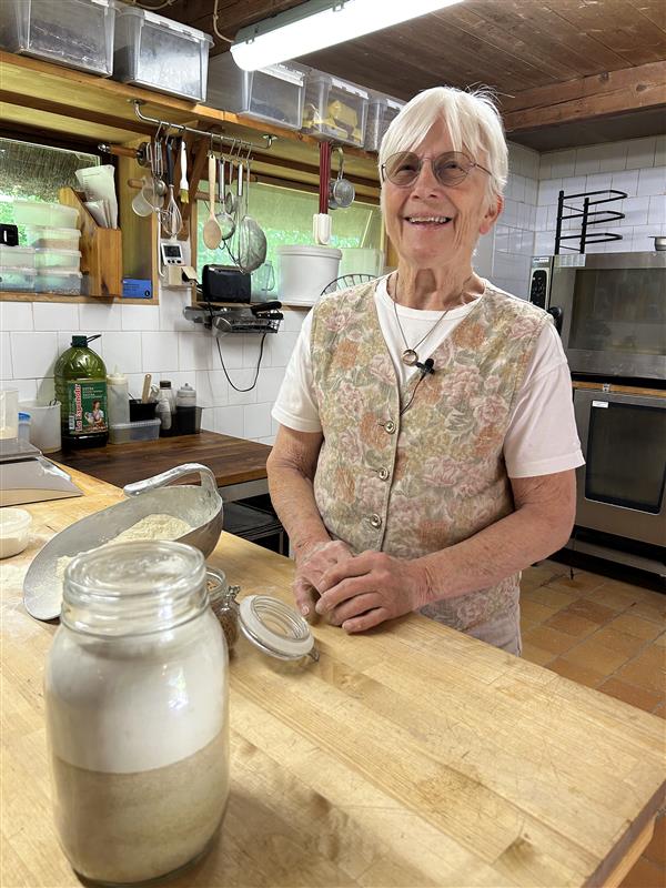 Immer noch steht Britta Ossler in ihrer Backstube auf der Insel Ven. Neben Brot und Zimtschnecken hat sie für jeden Kunden ein herzliches Lächeln im Sortiment. Foto: © DHB