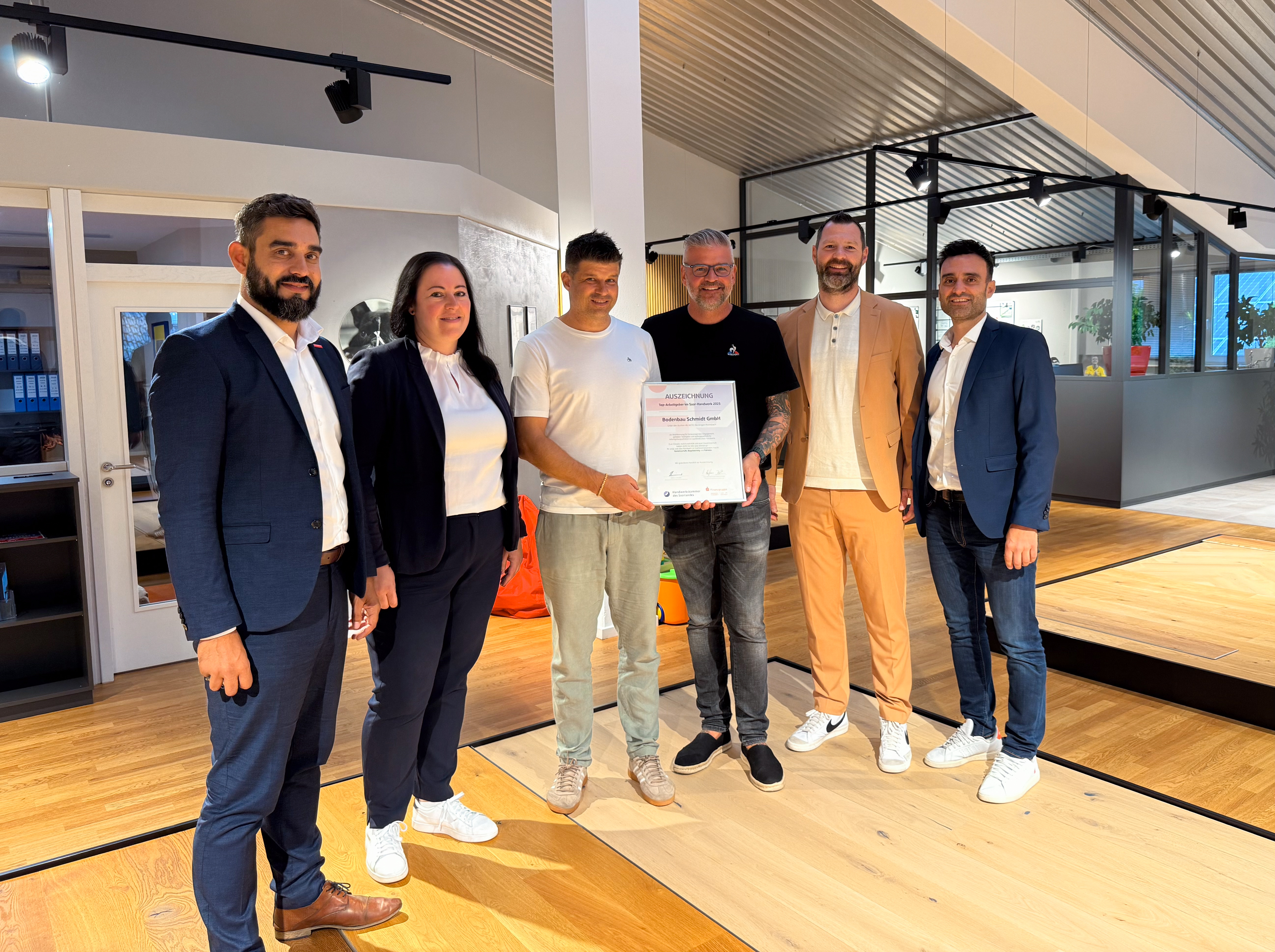 Urkundenverleihung bei der Bodenbau Wolfgang Schmidt GmbH, Beckingen. v. l.: Darius Nadery (HWK), Jennifer Schwinn (Sparkasse Merzig- Wadern), Kai Schmidt, Jörg Schmidt (Geschäftsführer der Bodenbau Wolfgang Schmidt GmbH), Michael Gleissner (Sparkasse Merzig-Wadern), Benjamin Kirsch (Sparkassenverband Saar). Foto: © Sparkassenverband Saar