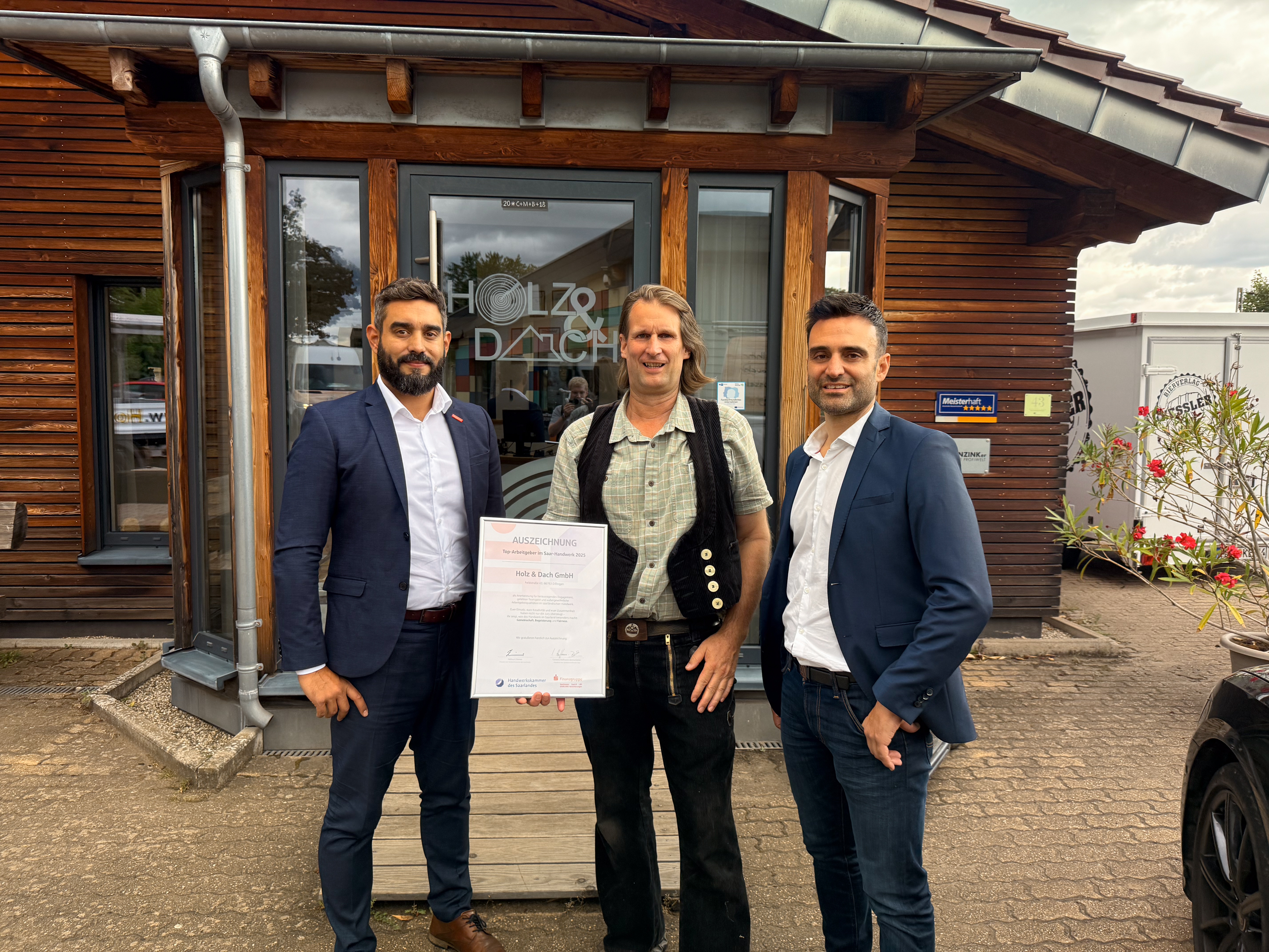 Urkundenverleihung an Thomas Leyherr, Geschäftsführer der Holz & Dach Leyherr GmbH, Dillingen, links Darius Nadery (HWK), rechts Benjamin Kirsch (Sparkassenverband Saar). Foto: © Sparkassenverband Saar