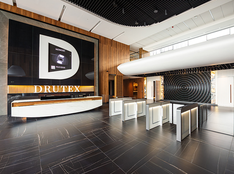 Das Bürogebäude überzeugt auch durch eine hochwertige Innenraumgestaltung. Foto: © Drutex S.A.