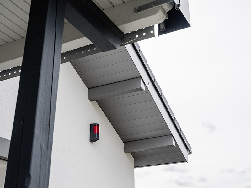 Die optisch-akustischen Signalgeber von Telenot alarmieren im Fall der Fälle Bewohner, Nachbarn und Passanten via LED-Blitzlampe und Sirene über Sicherheitsgefahren und sind daher ein wichtiger Baustein für eine Sicherheitslösung. Foto: © Telenot