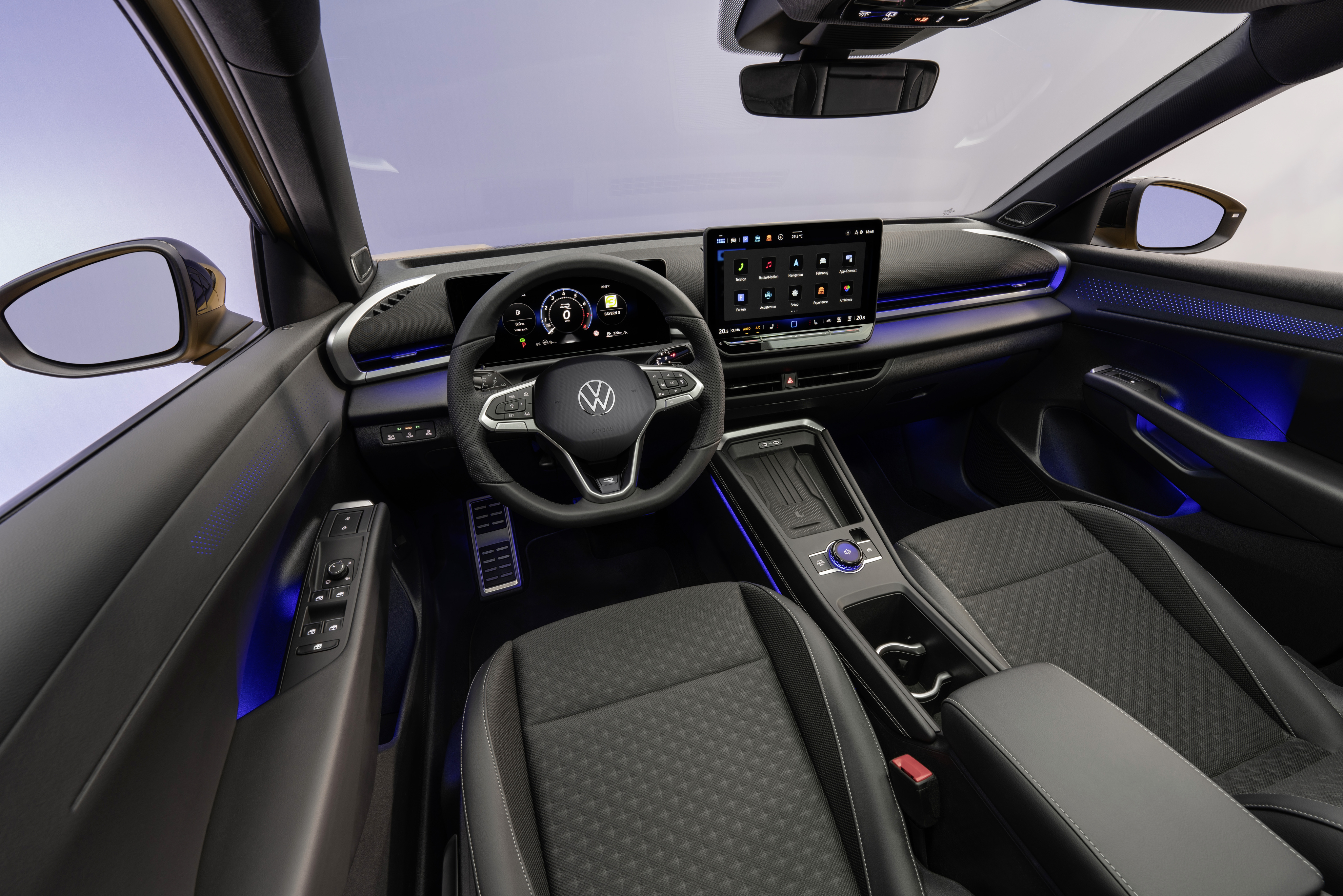 Ein Blick auf das digitale Cockpit mit vielen Assistenzsystemen, die aus höheren Klassen Eingang in den T-Roc gefunden haben. Foto: © VW