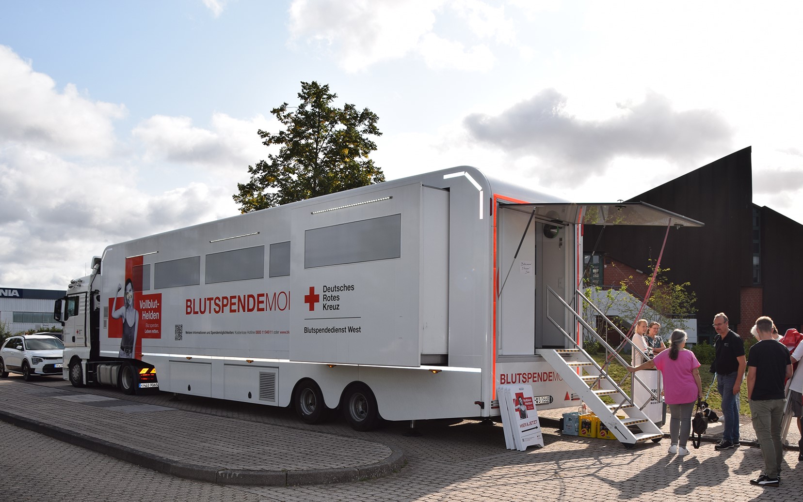 Starkes Zeichen der Solidarität: Handwerker, HwK-Mitarbeiter und Gäste kamen zur Jubiläumsaktion der HwK Koblenz zum DRK-Blutspendemobil. Foto: © HwK Koblenz/Dagmar Schweickert
