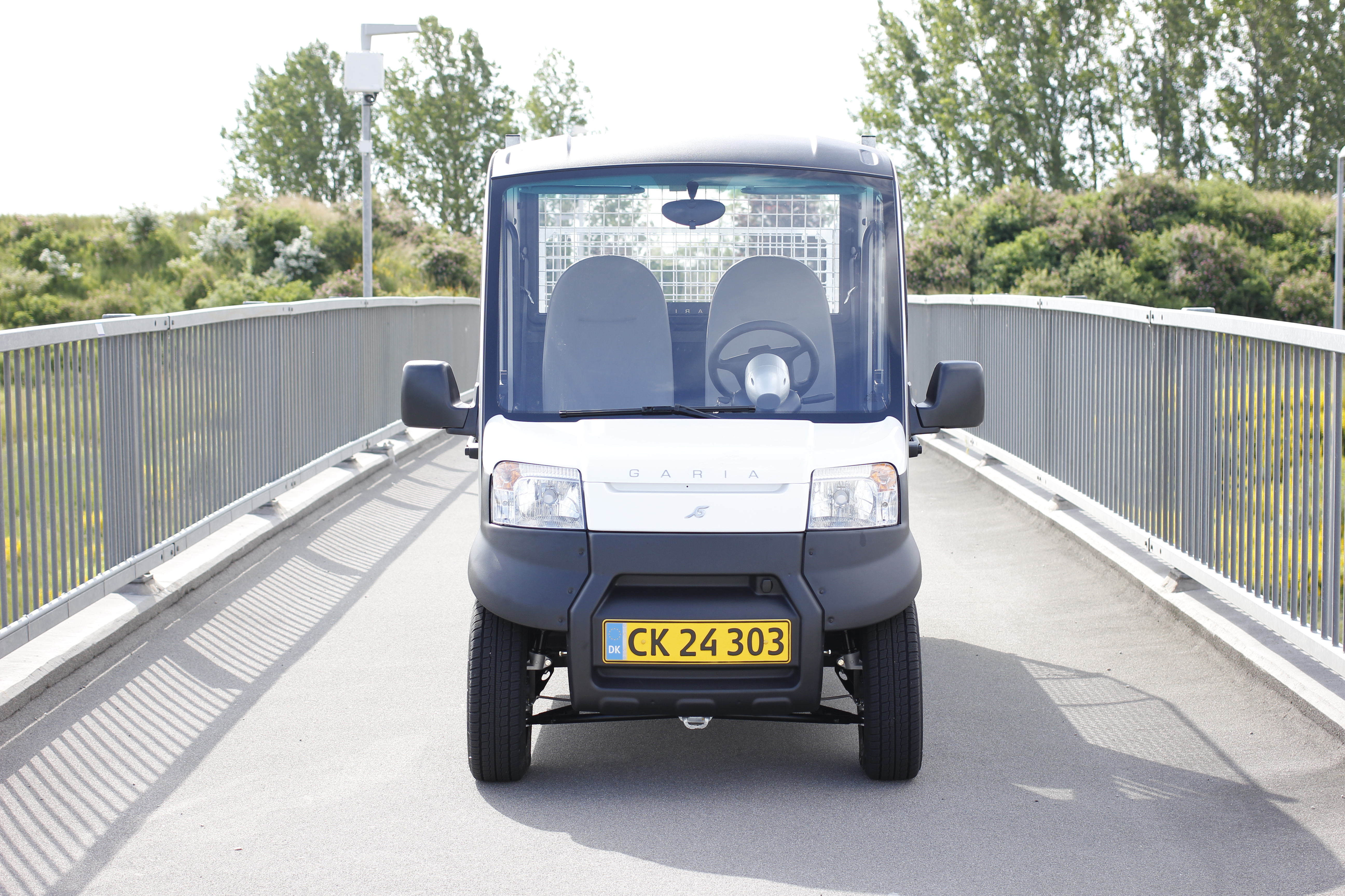 Der Garia Utility passt mit seiner Breite von nur 1.313 mm auch durch die kleinste Lücke. Foto: © Garia Utility