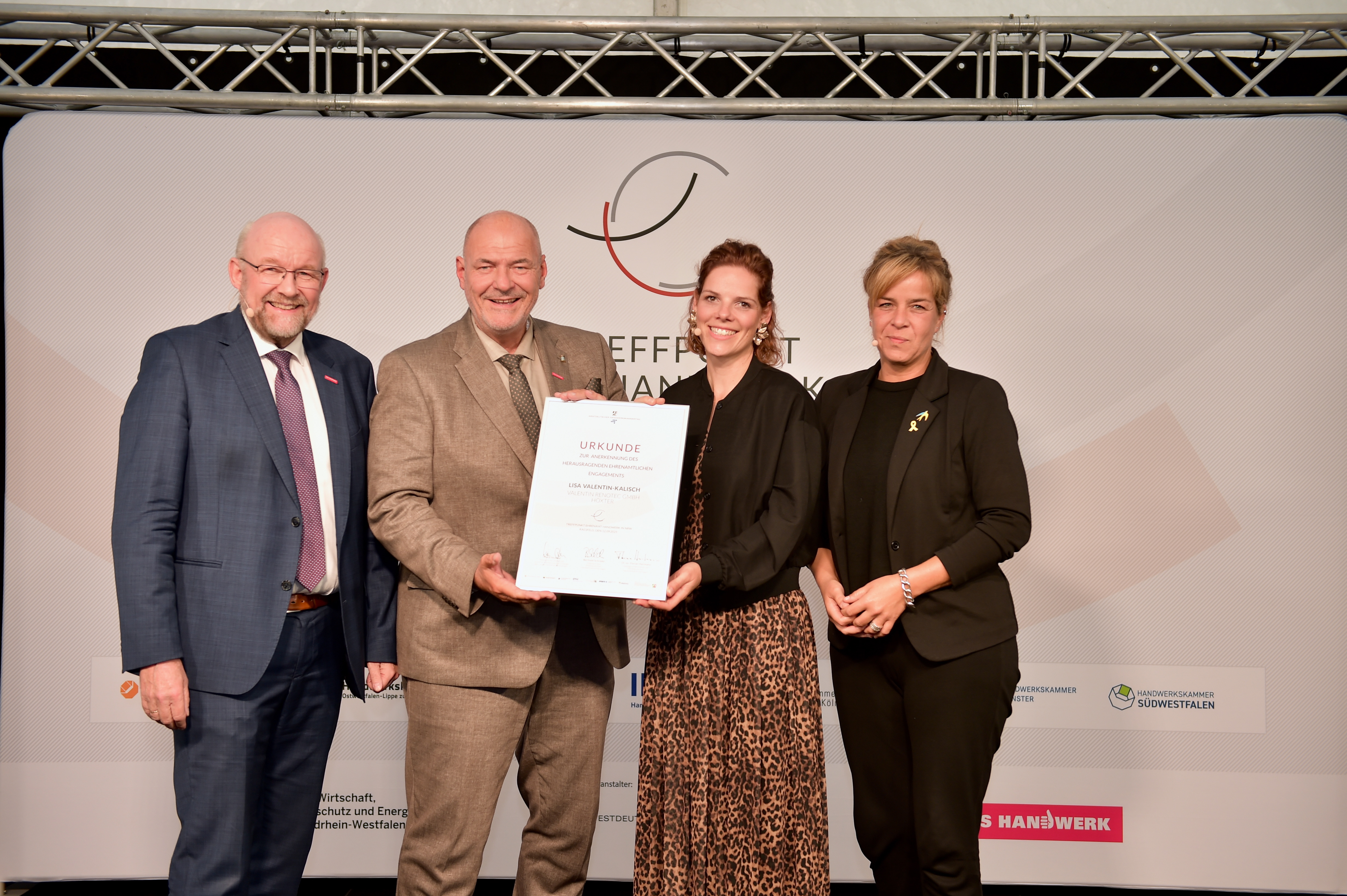 Berthold Schröder, Peter Eul, Präsident der Handwerkskammer Ostwestfalen-Lippe zu Bielefeld, Lisa Valentin-Kalisch und Mona Neubaur (v. l.) Foto: © RG / WHKT
