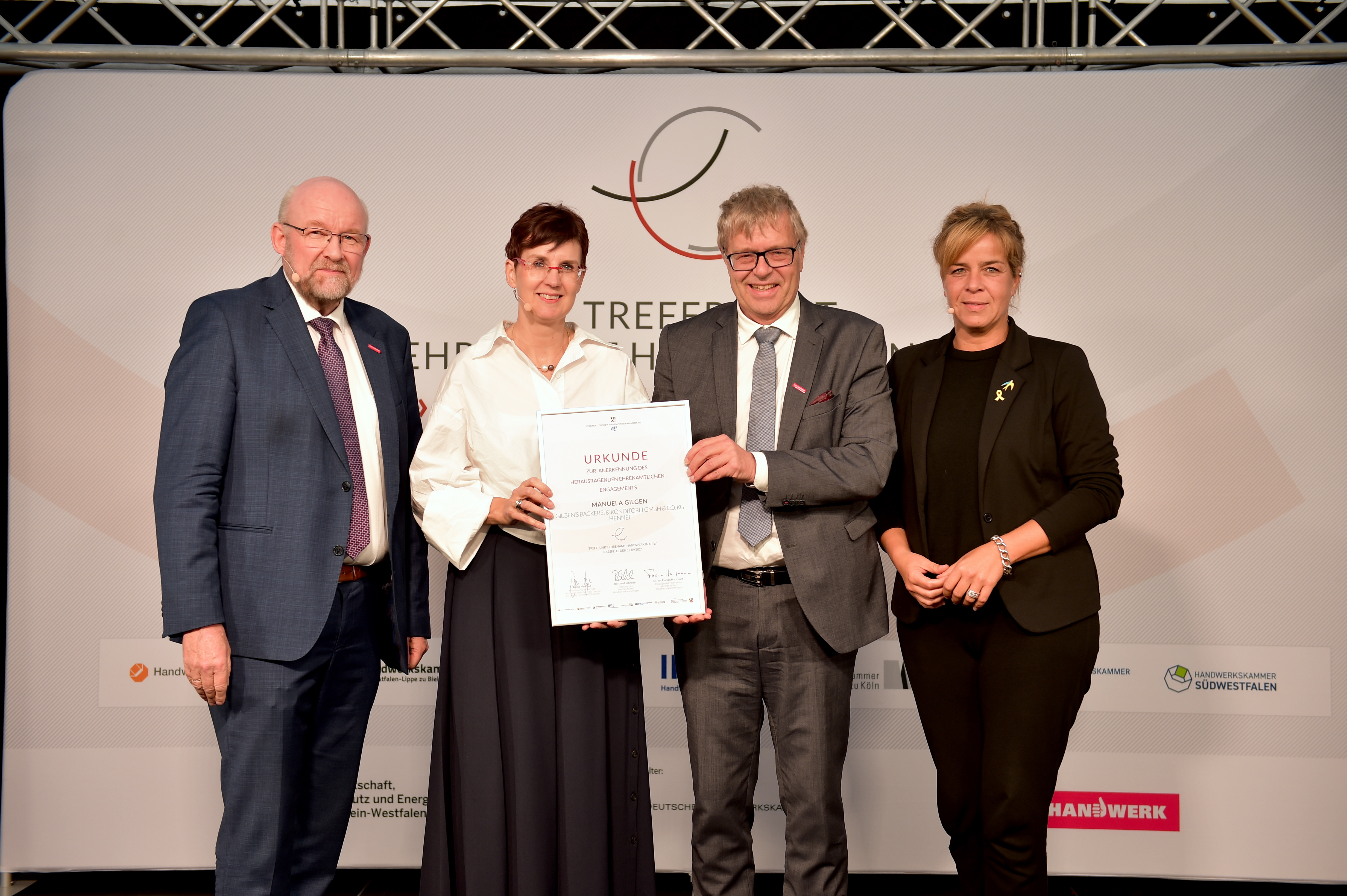 Berthold Schröder, Manuela Gilgen, Thomas Radermacher, Präsident der Handwerkskammer zu Köln, und Mona Neubaur (v. l) Foto: © RG / WHKT