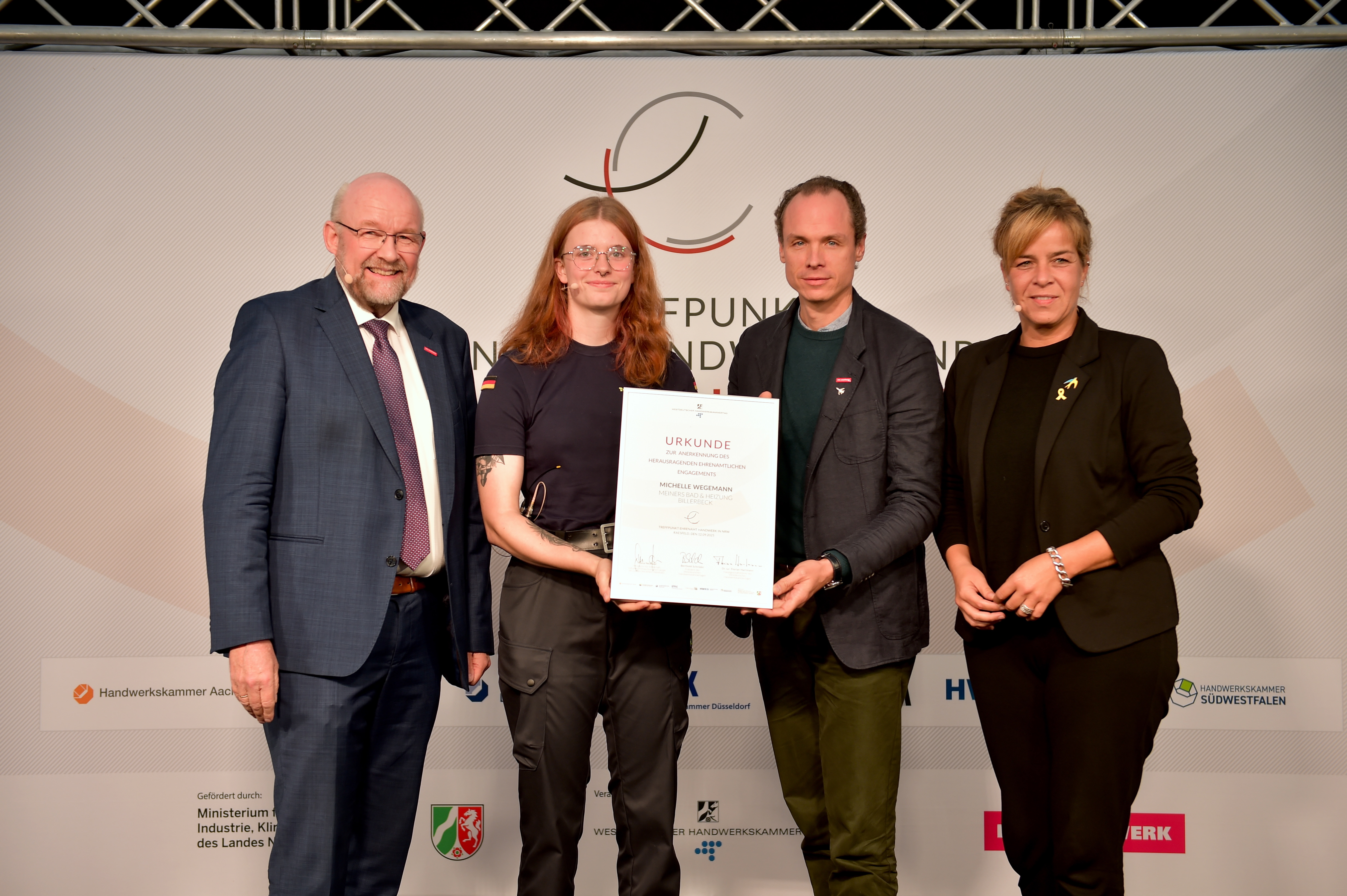 Berthold Schröder, Michelle Wegemann, Josef Trendelkamp, Vizepräsident der Handwerkskammer Münster, und Mona Neubaur (v. l.) Foto: © RG / WHKT