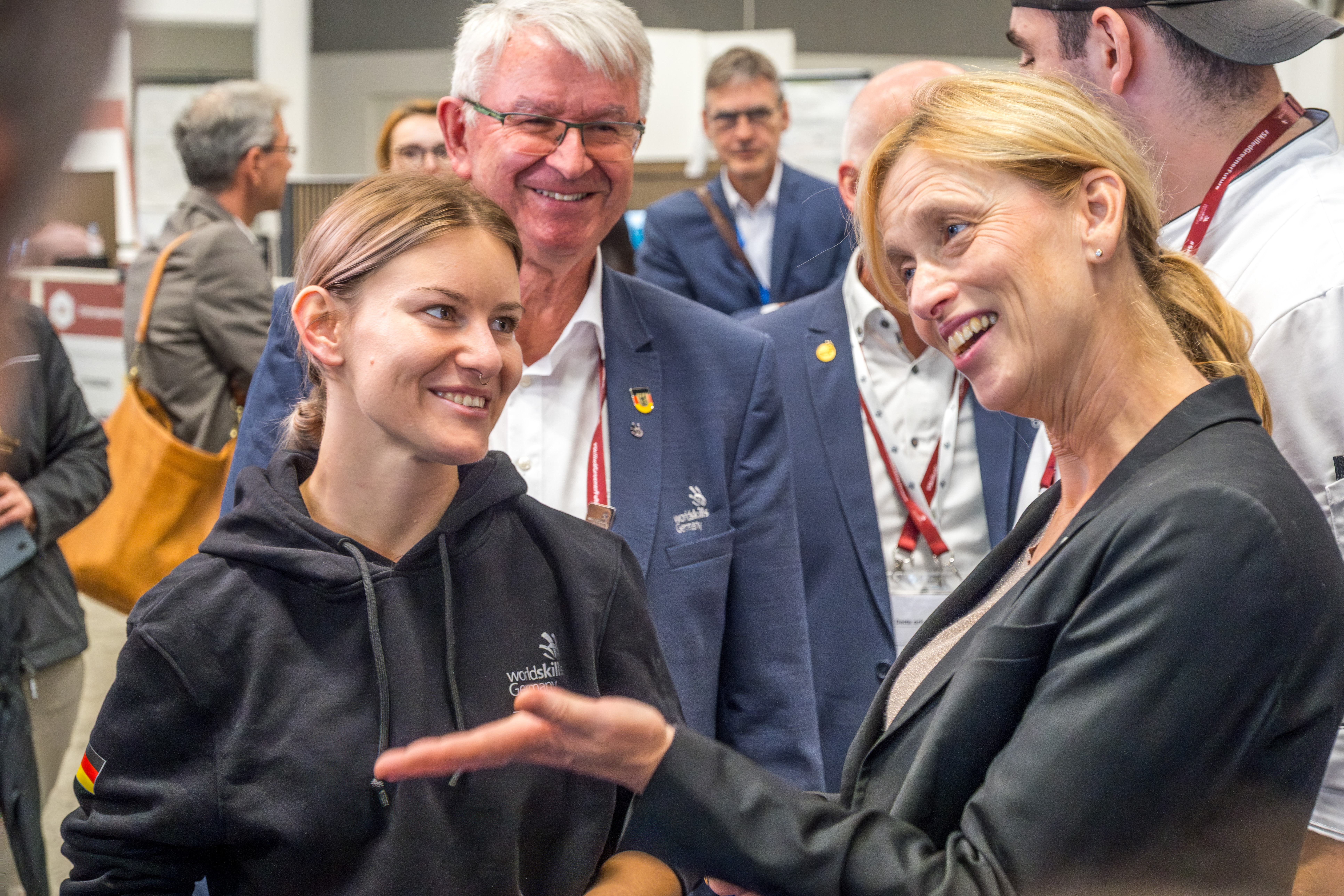 Bundesbildungsministerin Karin Prien (rechts) im Gespräch mit Malerin Anna Hüllner, die bei den EuroSkills 2025 die Silbermedaille gewann. Foto: © WorldSkills Germany/Christian Grube