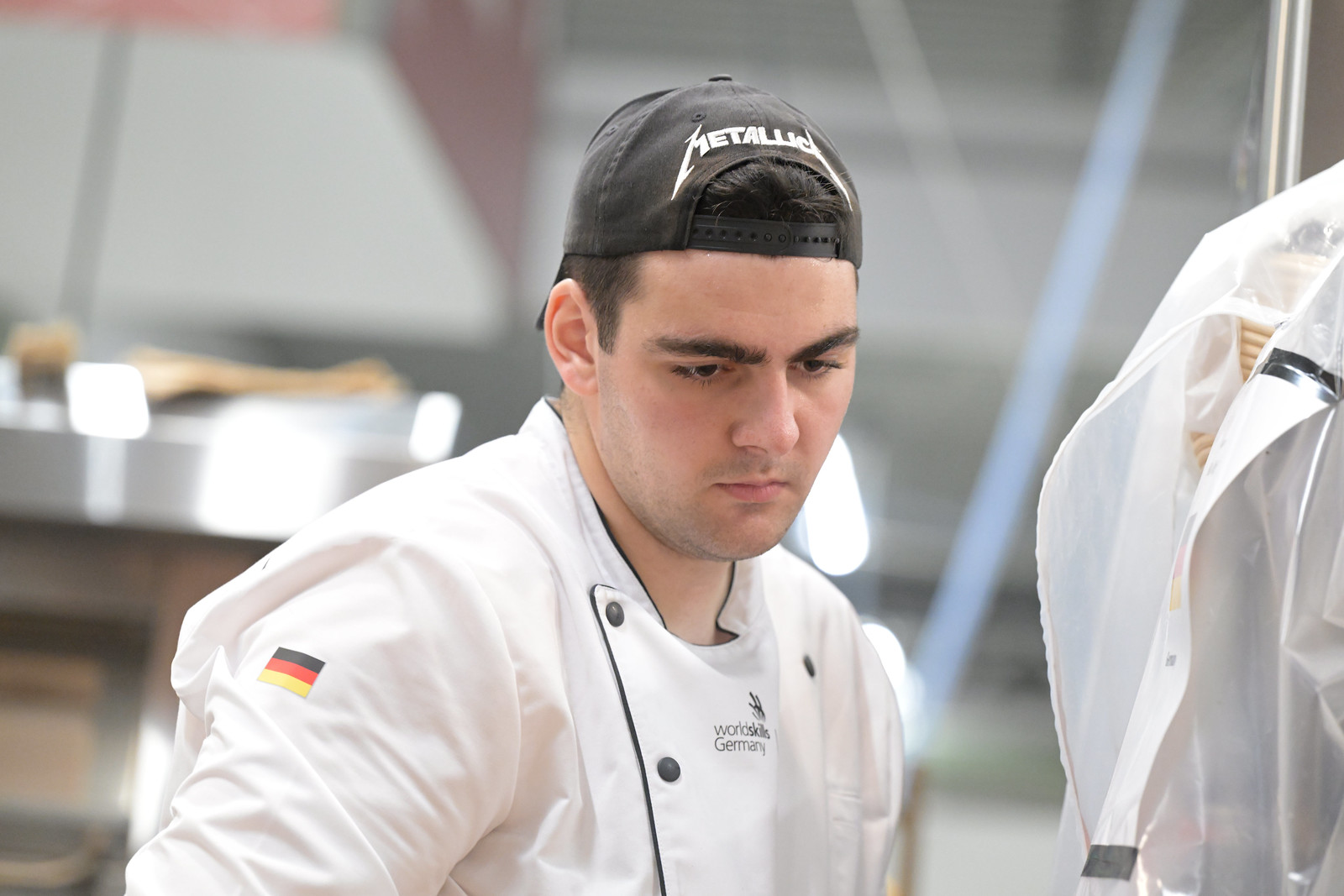 Hochkonzentriert bei der Arbeit: Bäcker Niklas Ring erreichte bei den EuroSkills den vierten Platz. Dank einer herausragenden Leistung gewann er damit eine Exzellenzmedaille. Foto: © WorldSkills Germany/Martin Kindtworth