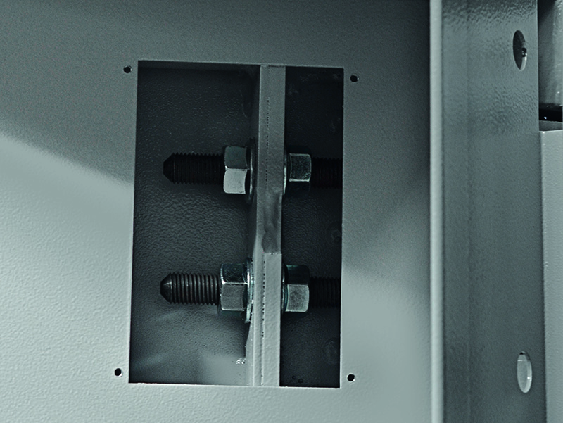 Erleichterte Einhängmöglichkeit der äußeren Türblätter durch neue 20 mm Bohrungen mit Senkung und größerer Faße. Foto: © Meiller Aufzugtüren