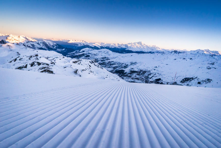 Klare, frische Bergluft und eine unberührte Schneedecke am First Track-Morgen verleihen der Abfahrt ein Gefühl von Freiheit und Abenteuer. Foto: © Vincent Lottenberg