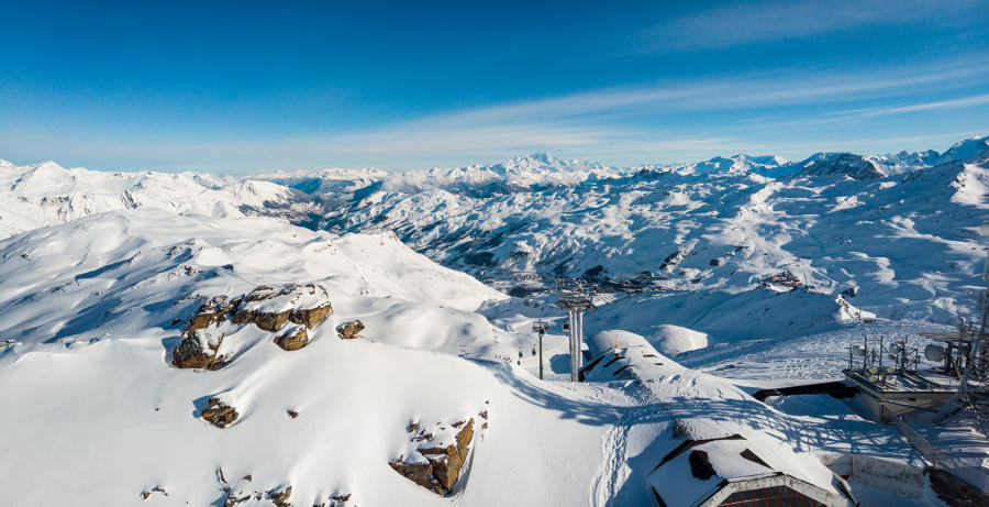 Die Gesamtheit des Erlebnisses in Les Menuires, sei es die Schönheit der Berge, die köstliche alpine Küche oder die herzliche Gastfreundschaft, stellt sicher, dass jeder Moment in dieser alpinen Oase unvergesslich bleibt. Foto: © Vincent Lottenberg